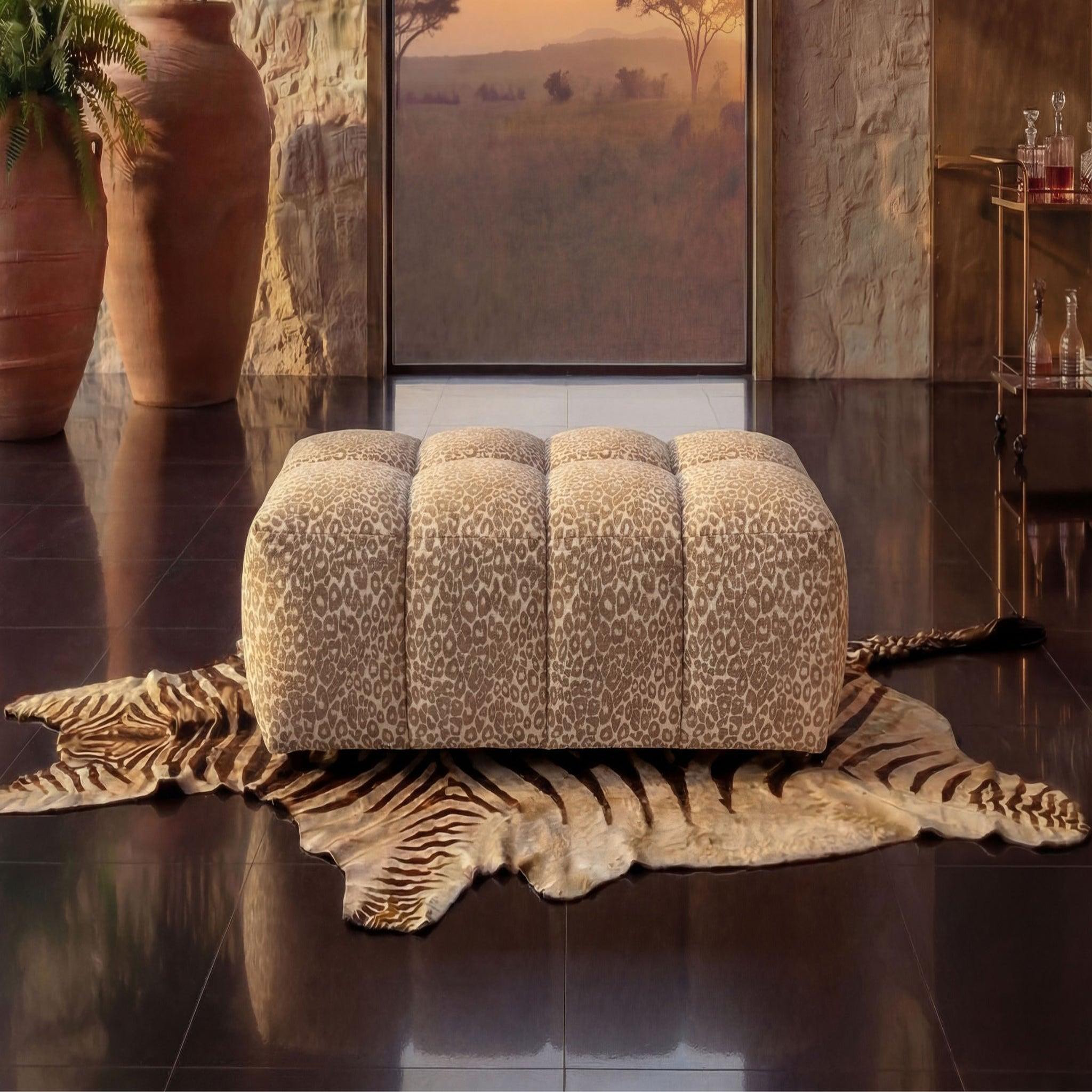 Voir la diapositive 3 : CASANOVA PARIS Alexia - pouf en tissu imprimé animalier 120x60x40