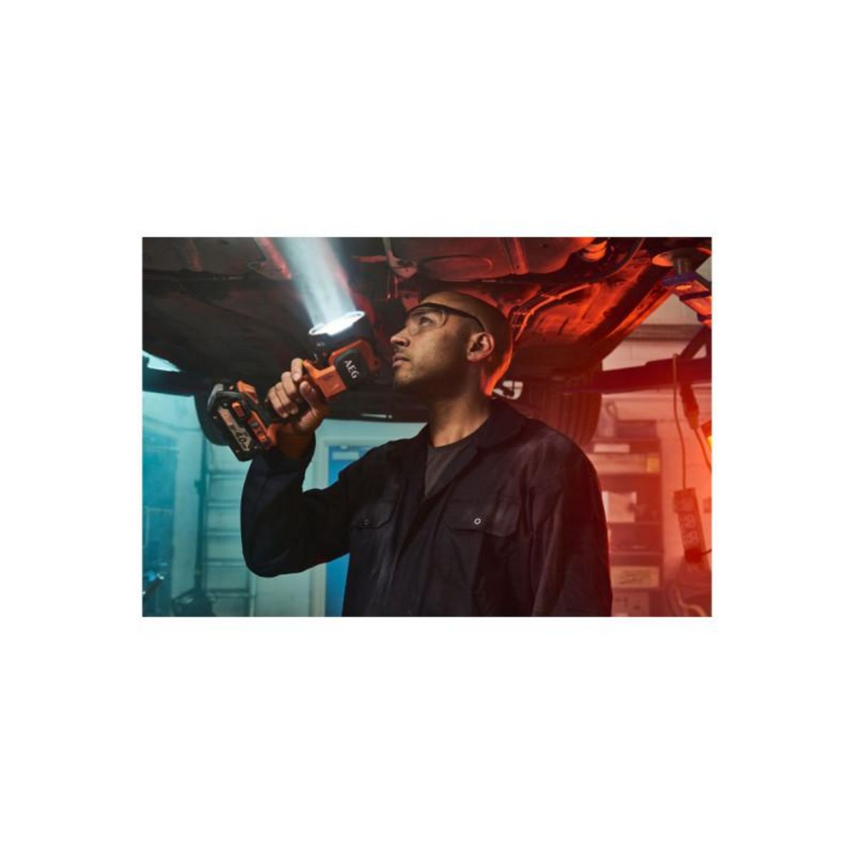 AEG Pack AEG Lampe torche hybride - BTL18-0 - 18V - 1 batterie 2.0Ah - 1 chargeur - SETL1820S