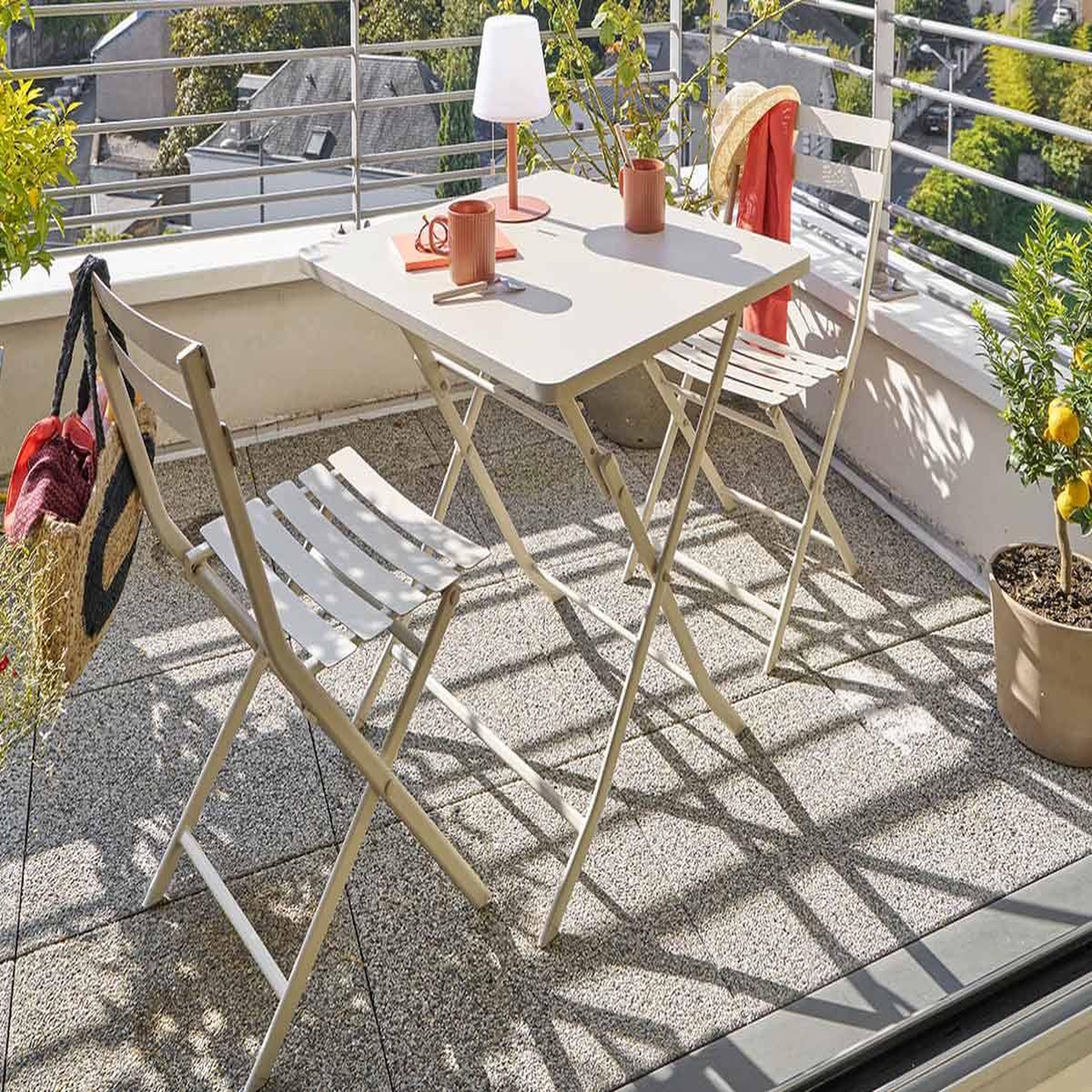 HESPERIDE Table de jardin carrée Greensboro Argile - 2 places - Hespéride