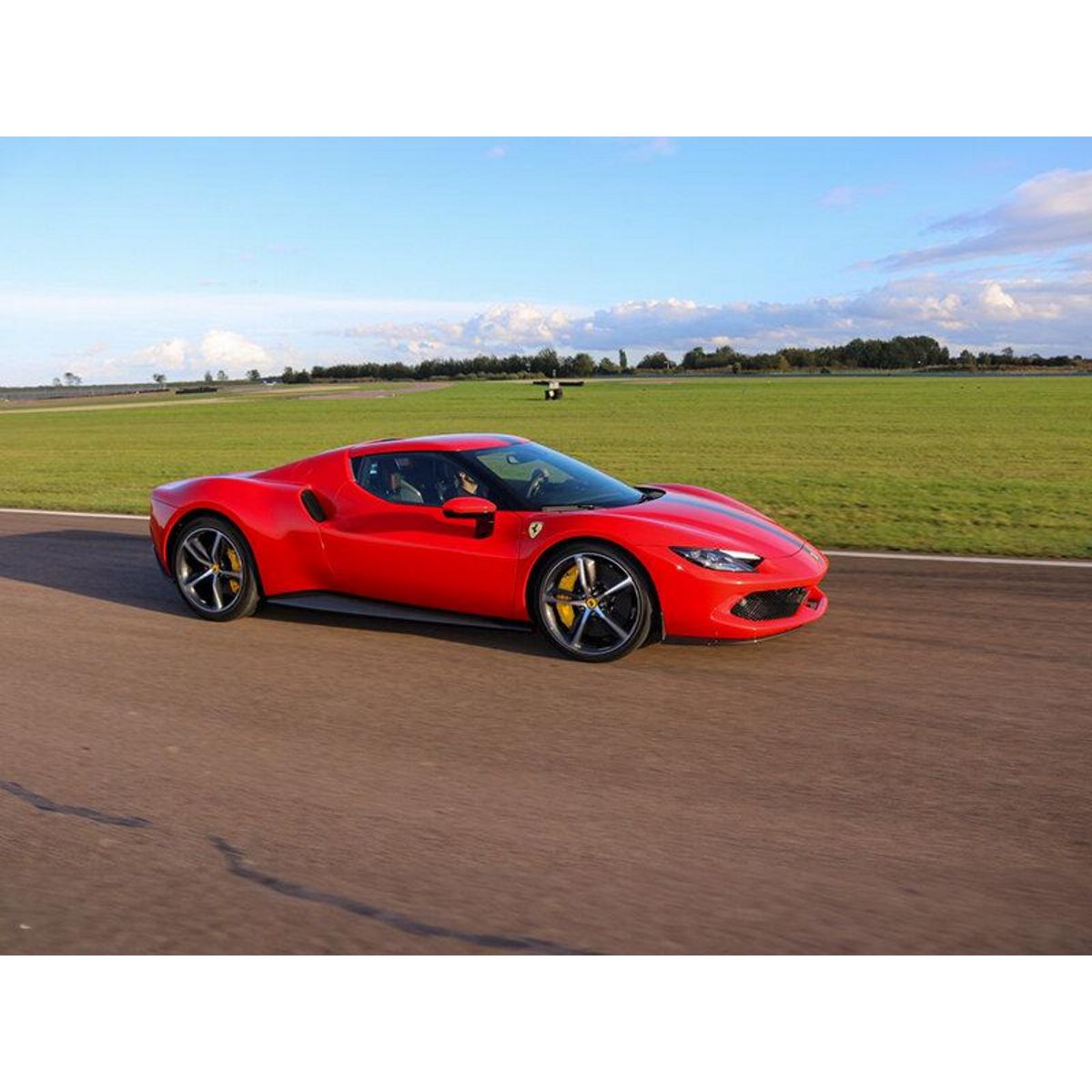 Smartbox Stage de pilotage multivolant : 2 tours en Audi et 2 tours en Ferrari 296 GTB sur le circuit de Trappes - Coffret Cadeau Sport & Aventure