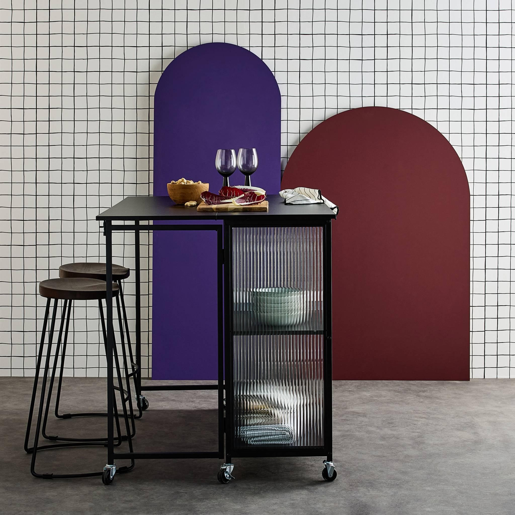 Voir la diapositive 2 : SWEEEK Desserte de cuisine noire extensible ALEXIS. rangements. table de bar. îlot de cuisine. 110 x 40/80 x 90 cm. avec étagères. roulettes