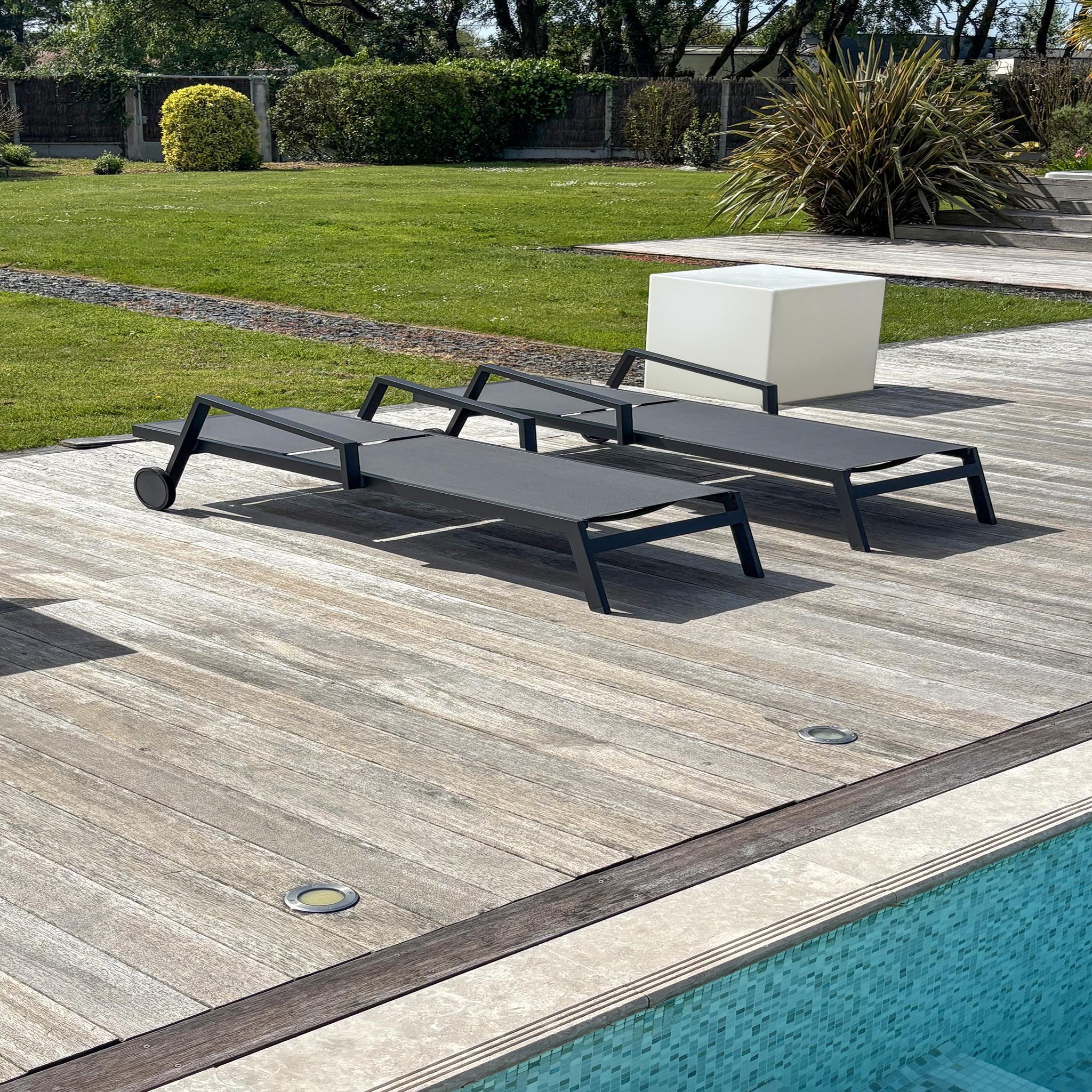 Voir la diapositive 3 : DCB GARDEN Lot de 2 bains de soleil en aluminium et toile plastifiée