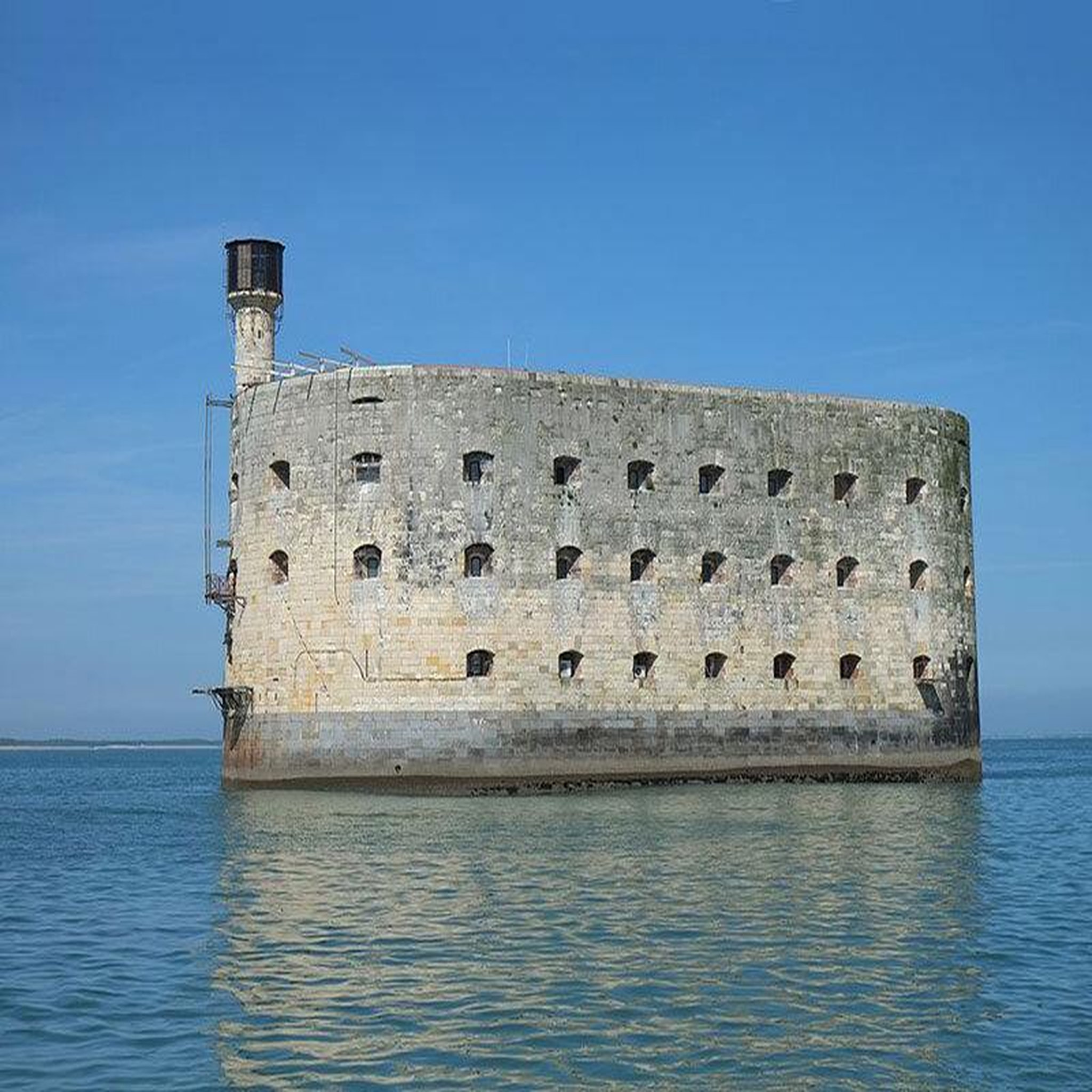 Voir la diapositive 3 : Smartbox Croisière en catamaran de 4h30 pour 2 à destination du fort boyard - coffret cadeau sport & aventure
