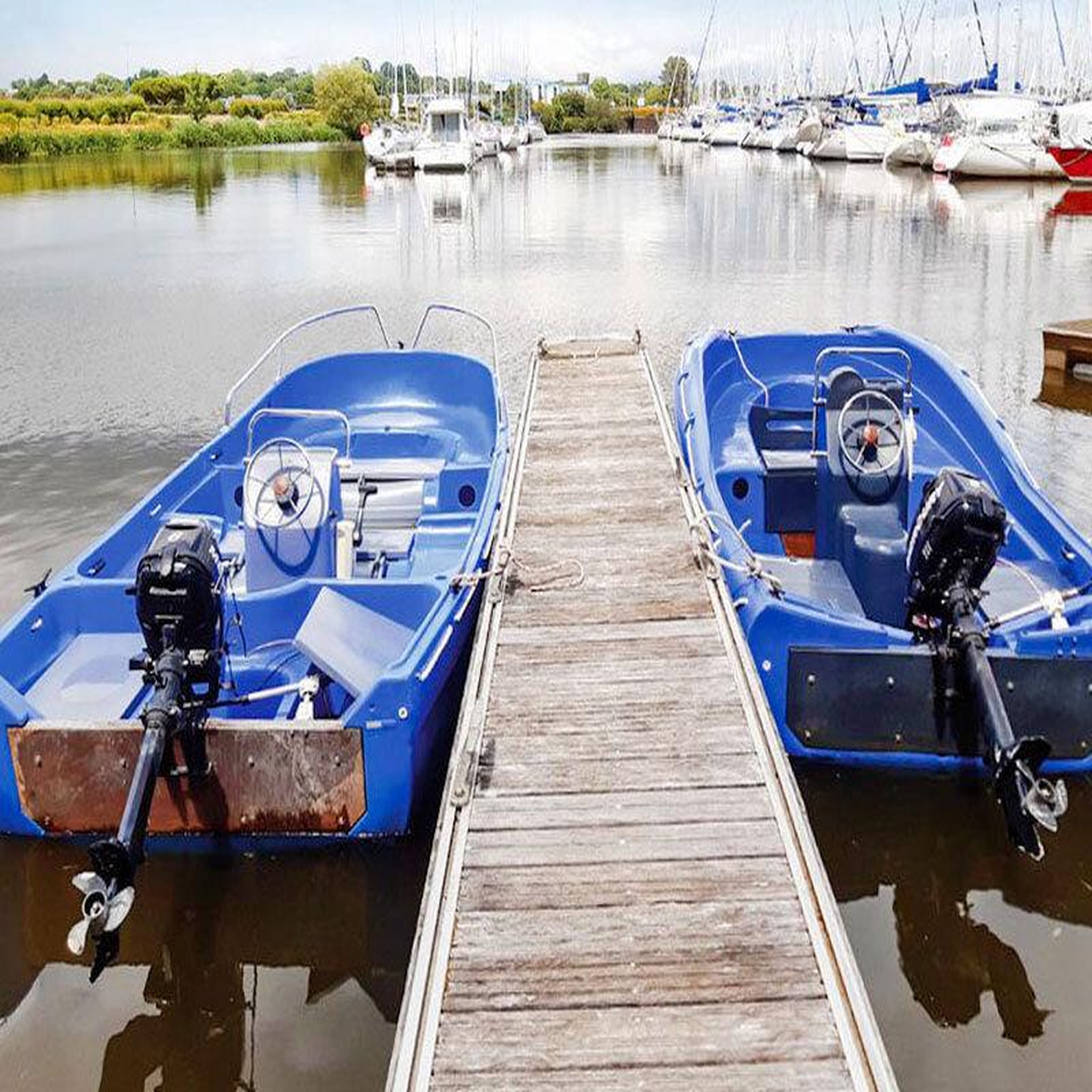 Voir la diapositive 2 : Smartbox 1h30 de bateau à moteur sans permis pour 4 personnes près de vannes - coffret cadeau sport & aventure