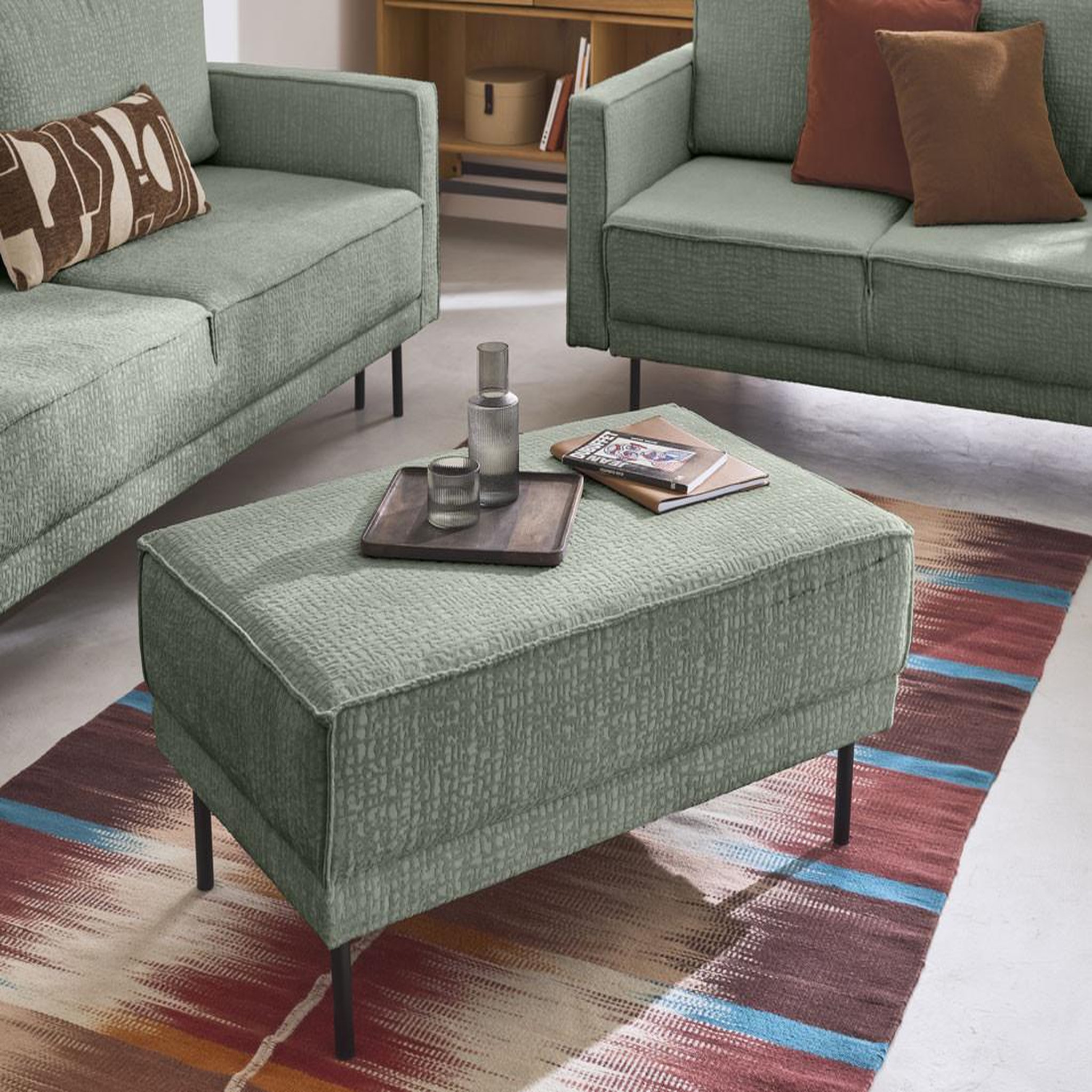 Voir la diapositive 2 : LISA DESIGN Charlie - pouf - pieds hauts - en tissu velours relief