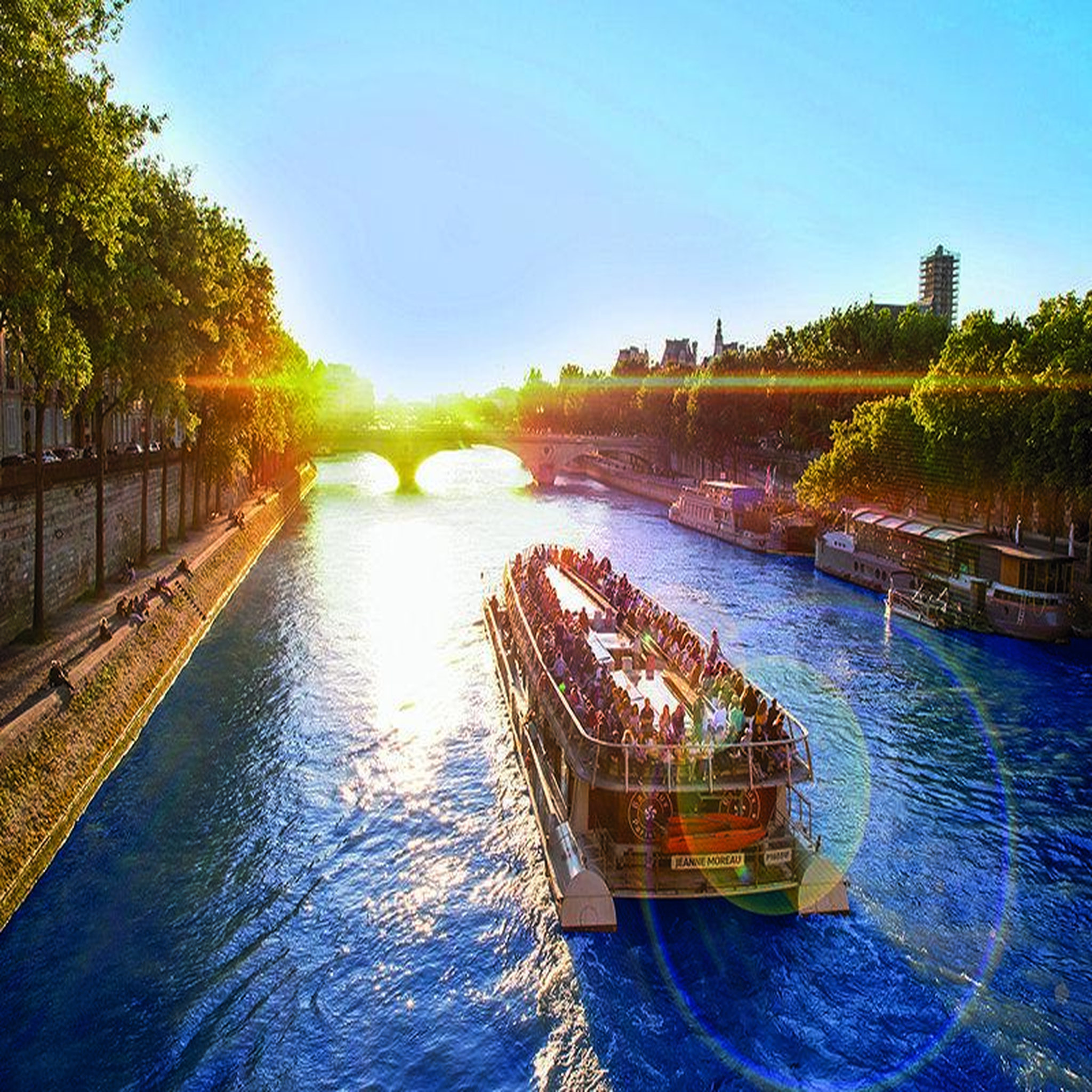Voir la diapositive 2 : Smartbox Croisière sur la seine avec 2 jours d'accès au bus hop on, hop off - coffret cadeau sport & aventure