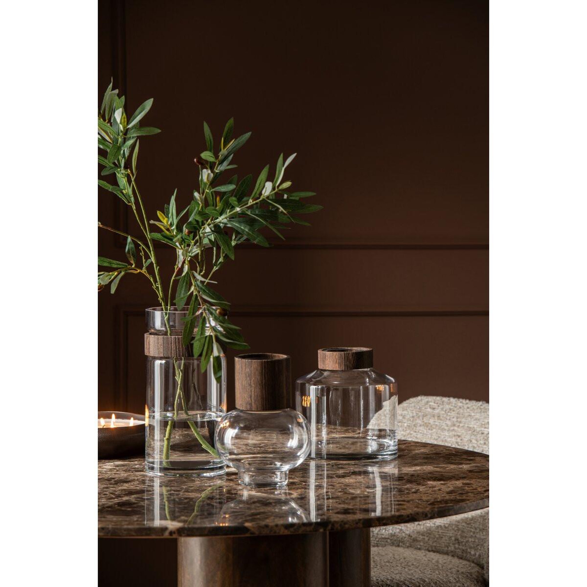 Voir la diapositive 4 : J-LINE Vase design en verre  nadia  22cm marron
