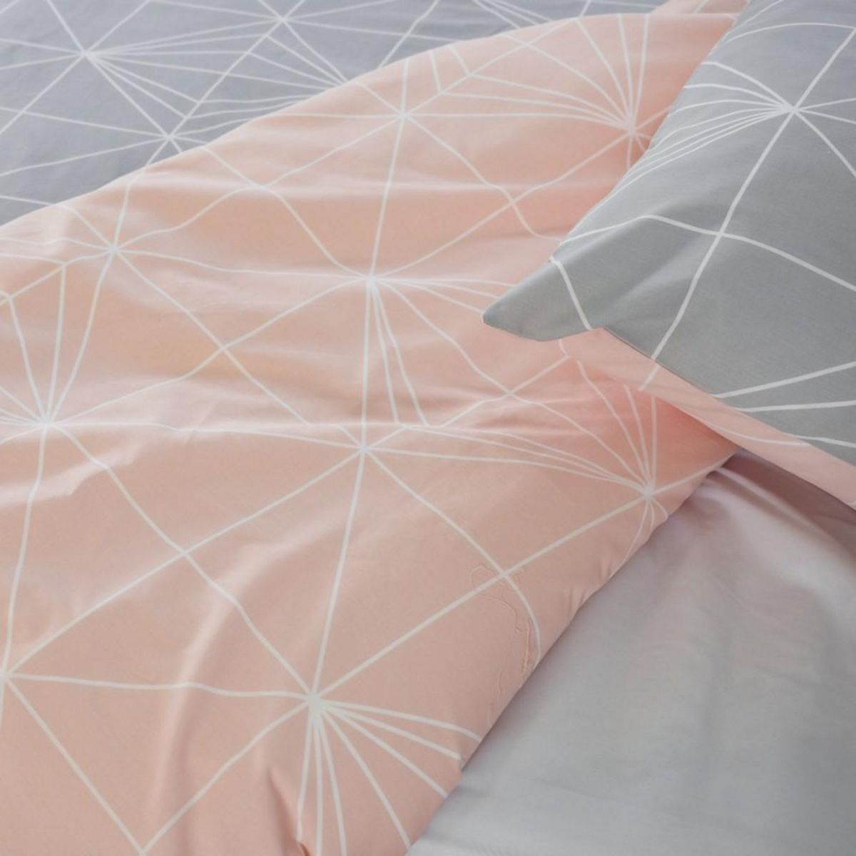 COTE DECO Housse de couette 240x220 + 2 taies SHYNE 100% Coton 57 fils