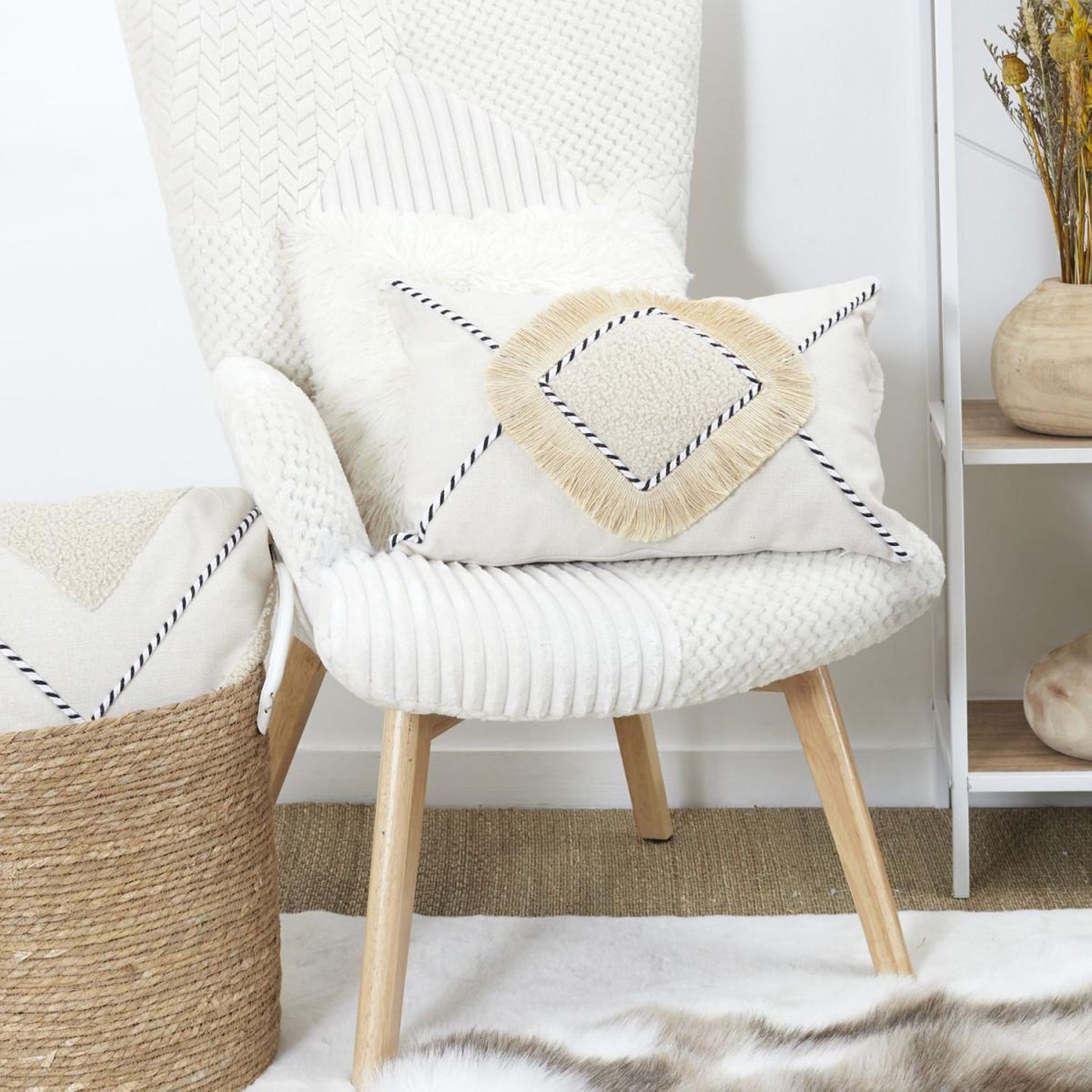 Voir la diapositive 5 : The Home Deco Factory Coussin Déco Bouclette  Crush  30x50cm Beige