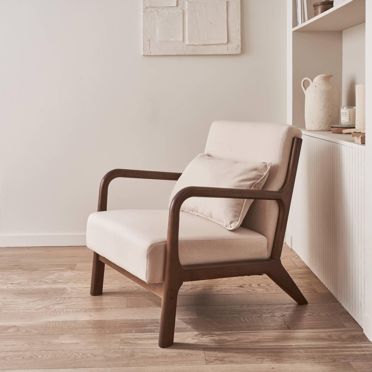 SWEEEK Fauteuil tissu beige . pieds bois d'hévéa teinté noyer. 1 place droit fixe. pieds compas scandinave. structure en bois solide