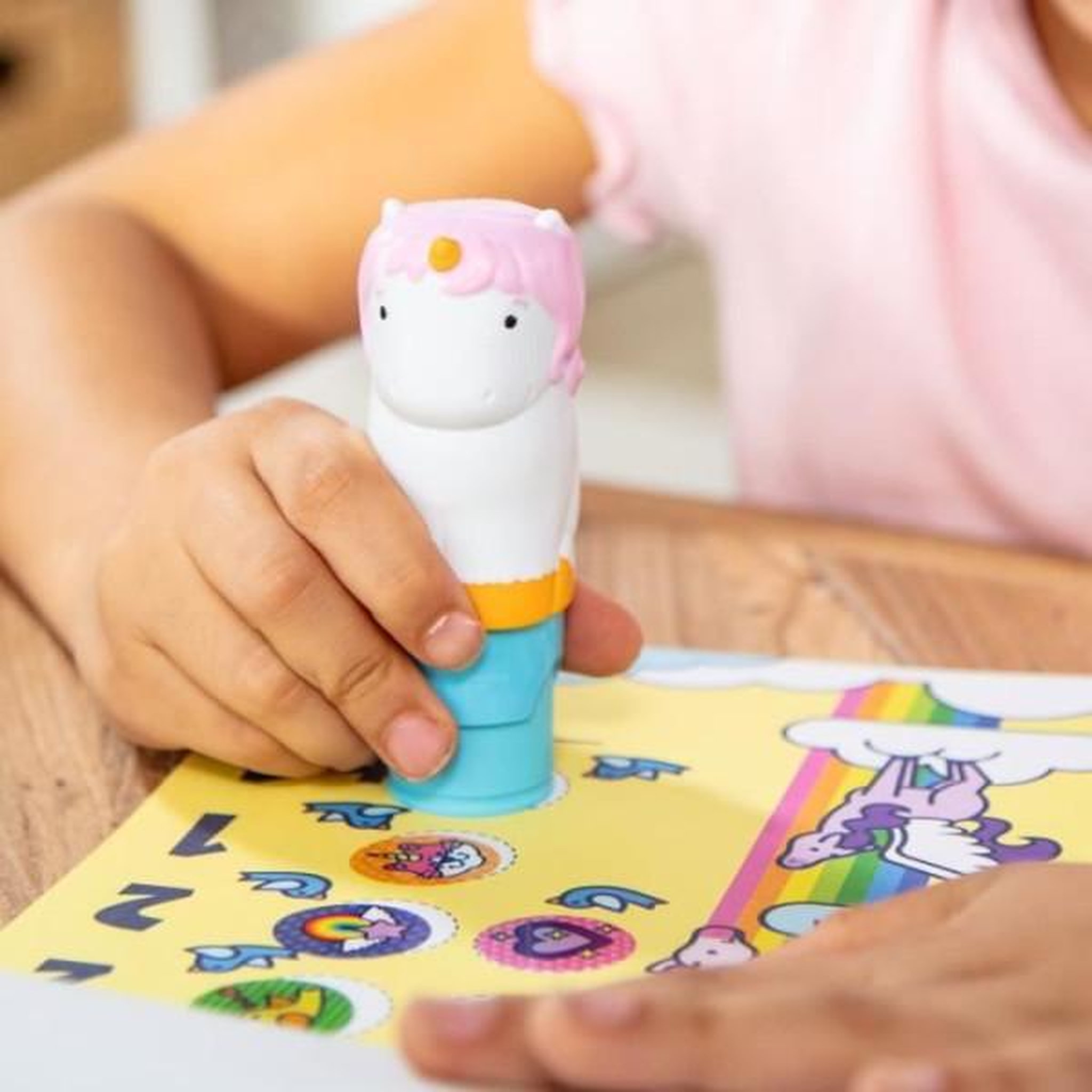 Voir la diapositive 3 : MELISSA & DOUG Pack tampon d'autocollants + bloc d'activités Stickers Wow - Mélissa & Doug