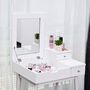 Voir la diapositive 4 : HOMCOM Coiffeuse table de maquillage avec tabouret miroir rabattable coffre + 2 tiroirs MDF bois massif pin blanc