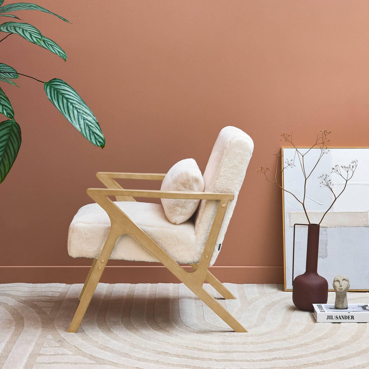 SWEEEK Fauteuil scandinave bois d'hévéa et tissu effet fausse fourrure blanc crème