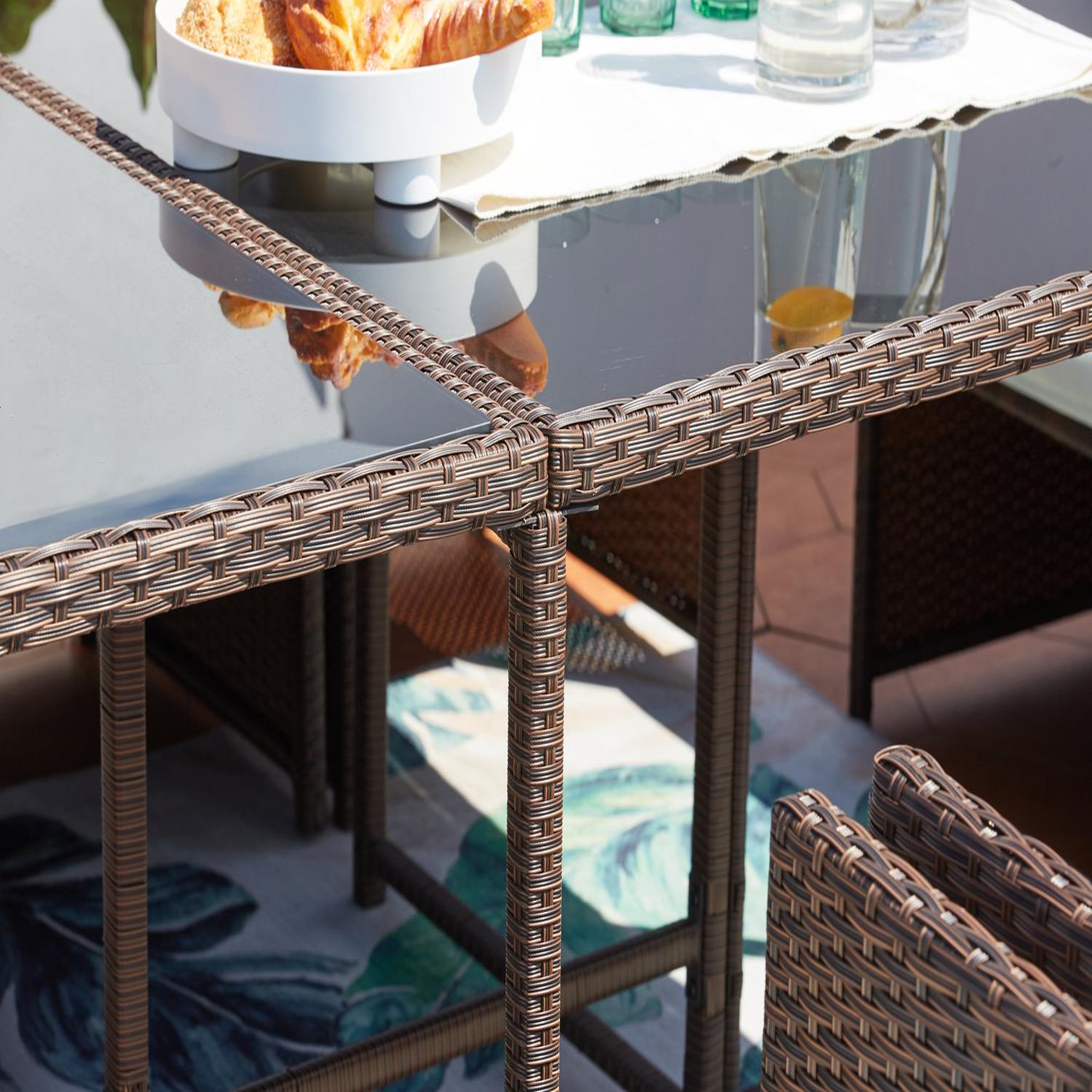 Voir la diapositive 5 : CONCEPT USINE Table et chaises 12 places encastrables résine marron-blanc miami