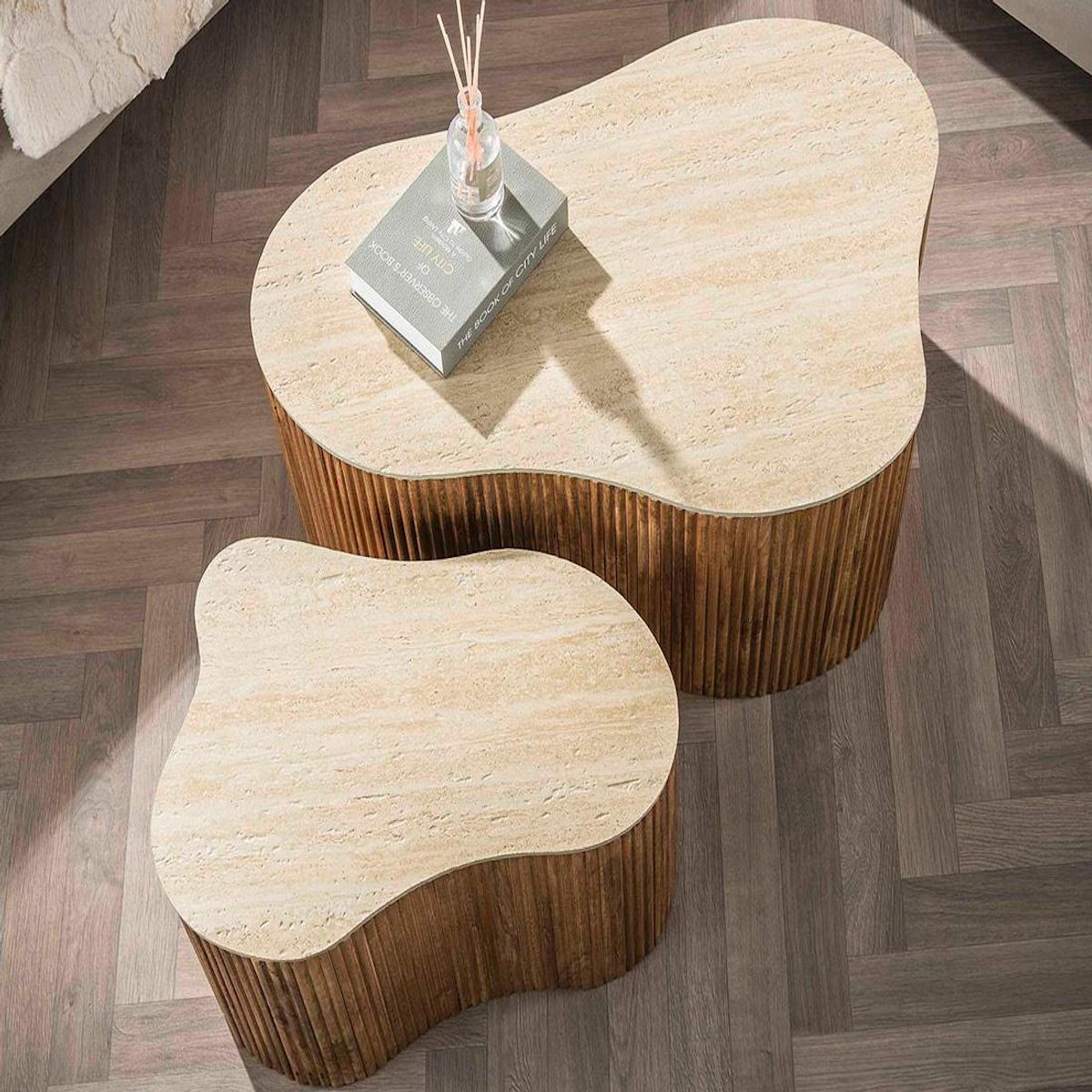 LISA DESIGN Jade - lot de 2 tables basses gigognes effet travertin - pieds en bois massif de manguier - 90 et 61 cm