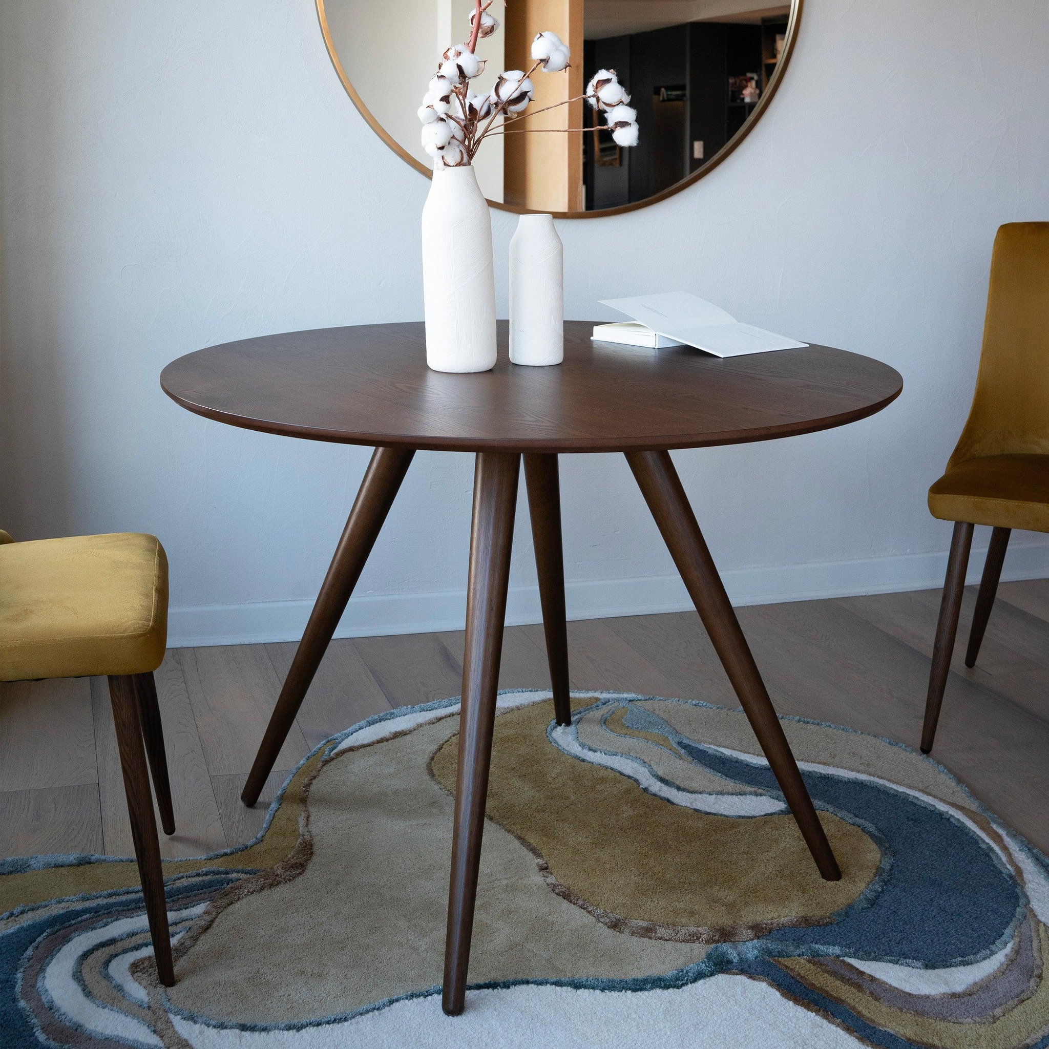 Voir la diapositive 2 : MAISON PAVANE Table ronde 4 personnes en bois foncé finition noyer d105 cm-liwa