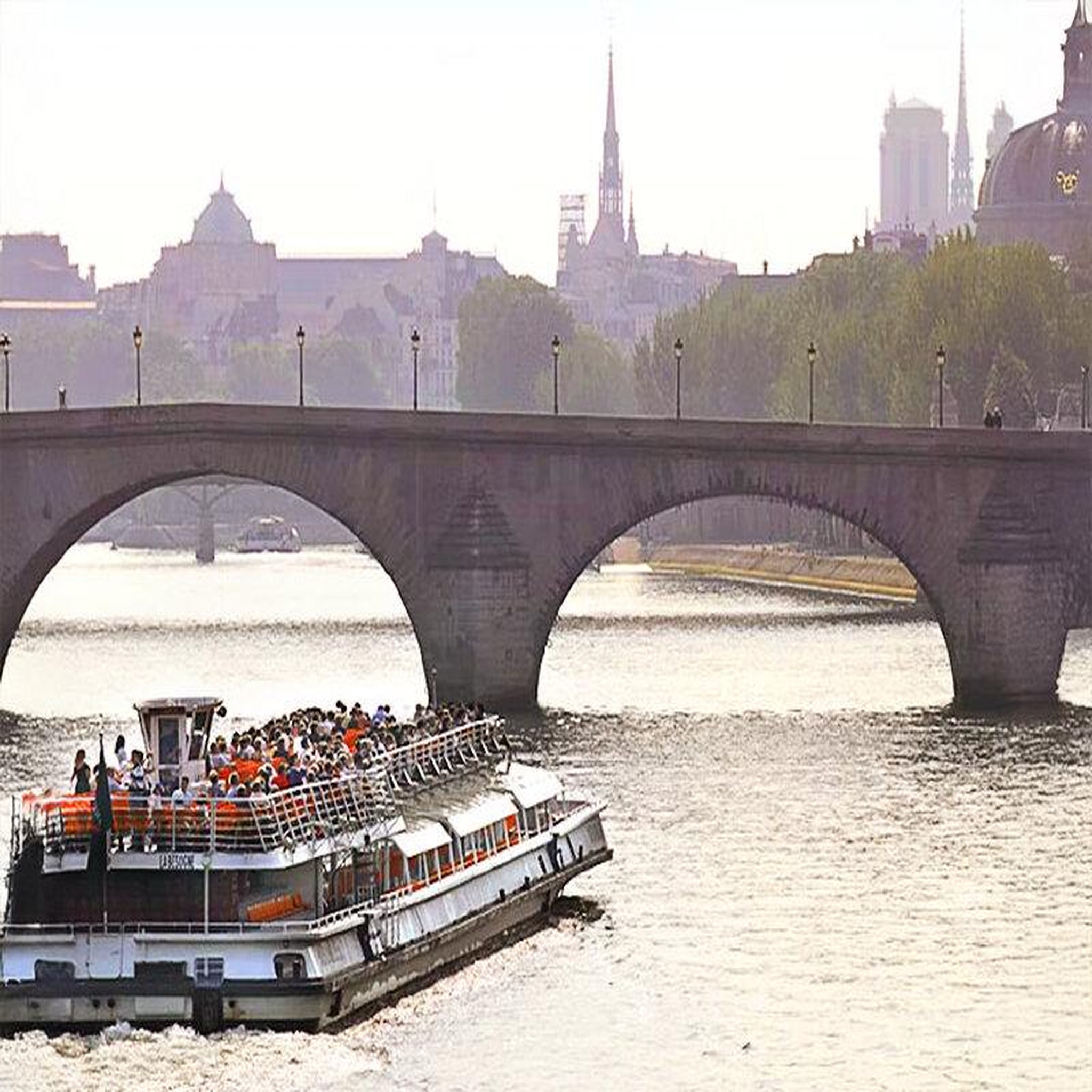 Voir la diapositive 5 : Smartbox Découverte de Paris en famille : déjeuner croisière sur la Seine pour 2 adultes et 1 enfant - Coffret Cadeau Gastronomie