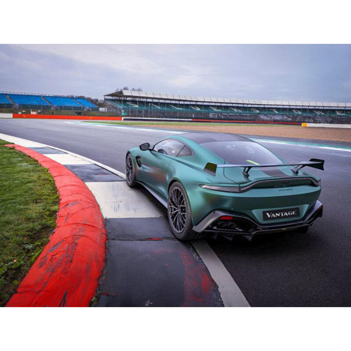 Smartbox Stage de pilotage : 2 tours sur le circuit de Nogaro école en Aston Martin Vantage F1 Edition - Coffret Cadeau Sport & Aventure