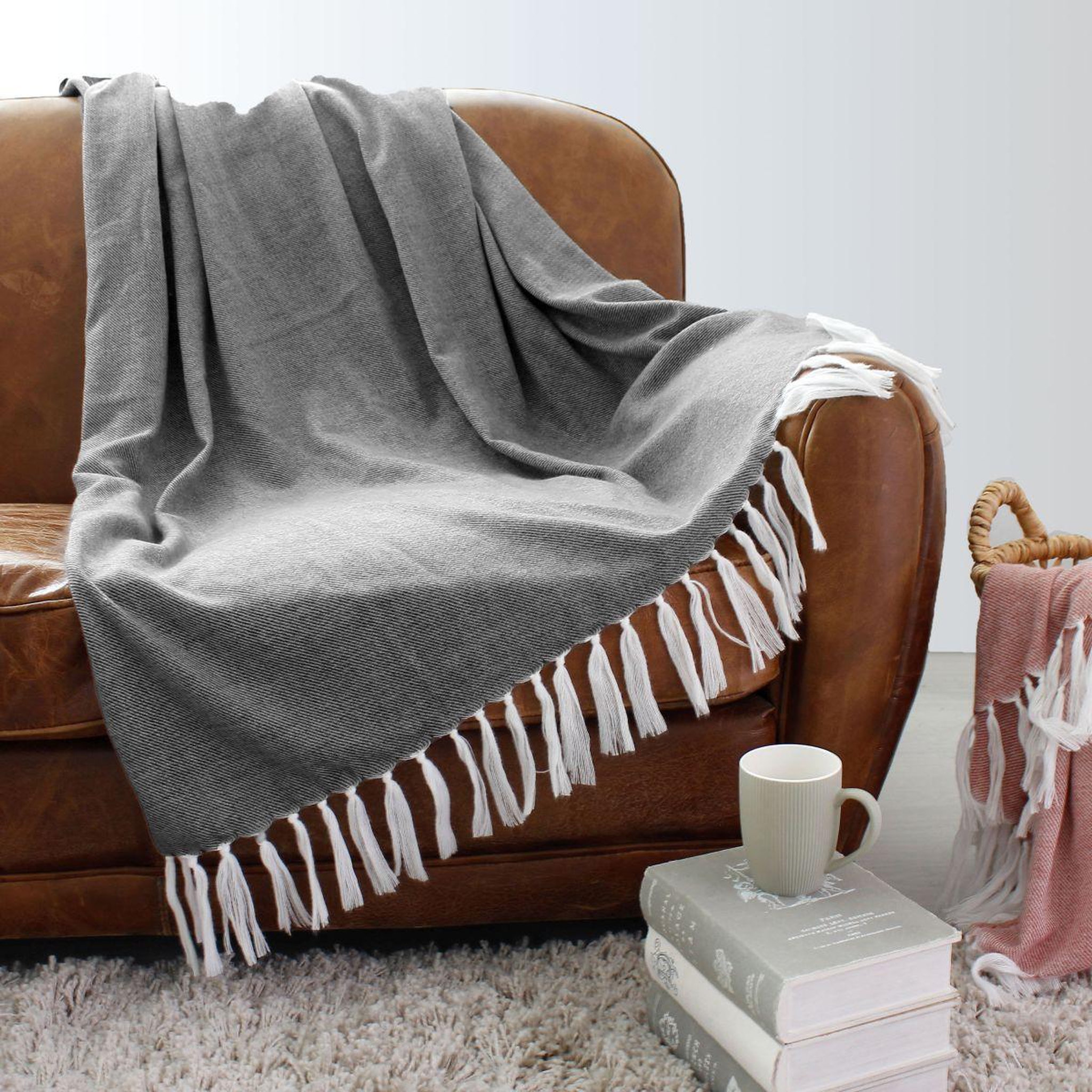 Voir la diapositive 2 : ENJOY HOME Plaid uni à franges  dobby  130x150cm gris foncé