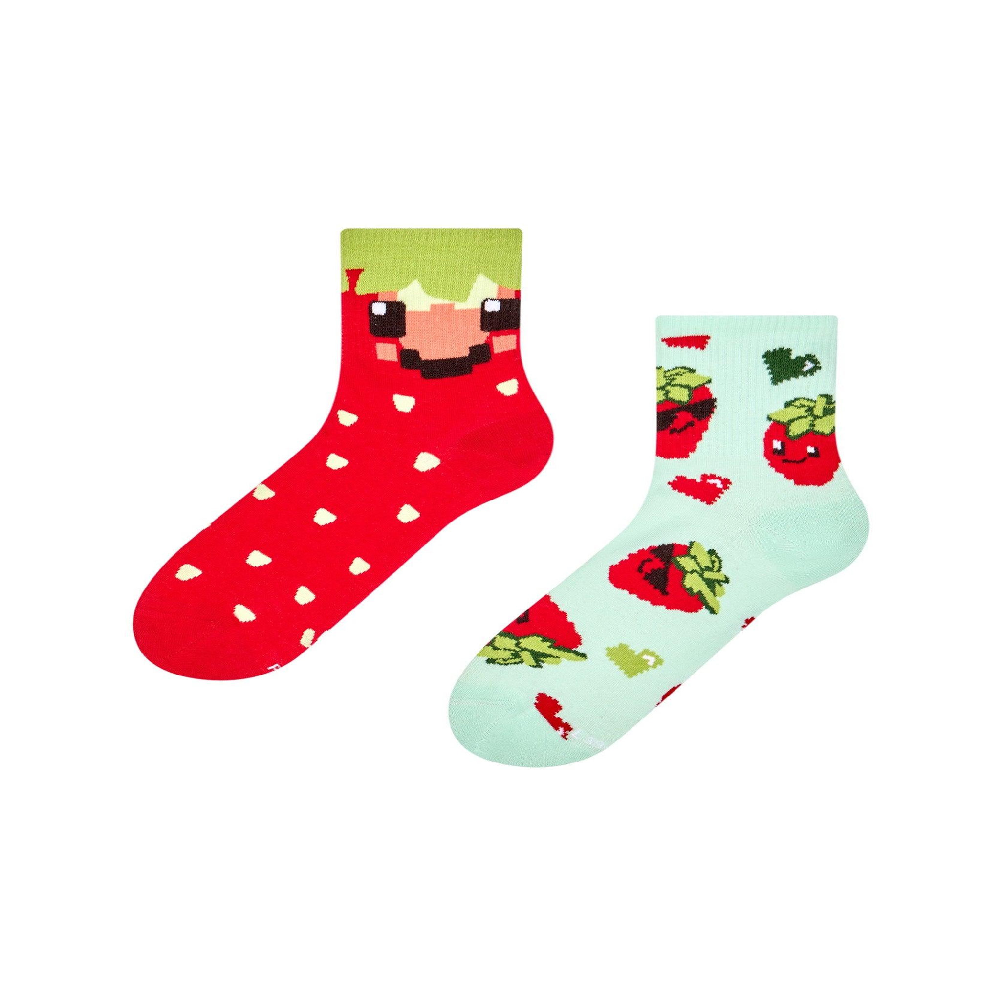 DEDOLES Chaussettes courtes fraises en pixels. Coloris disponibles : Multicolore