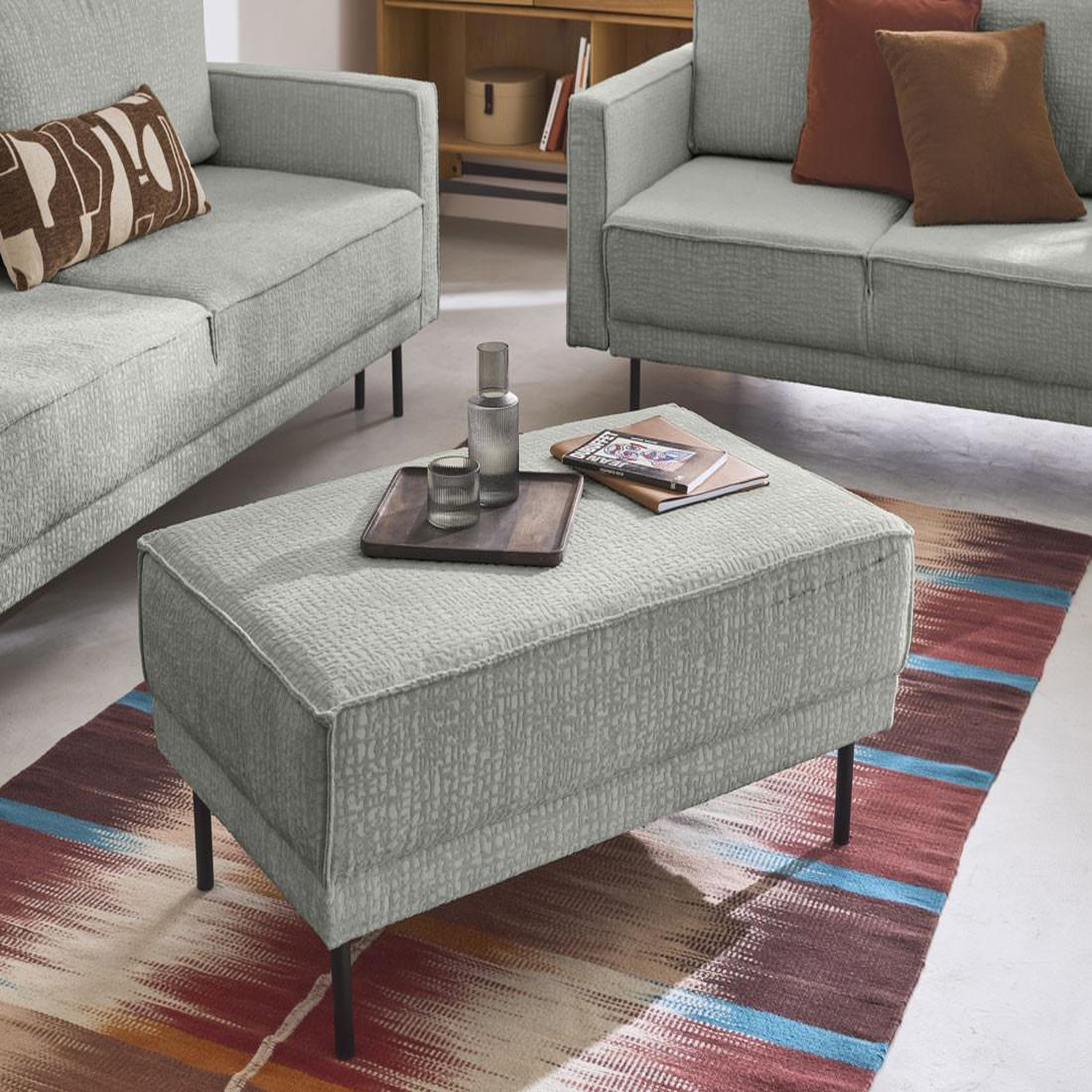 Voir la diapositive 2 : LISA DESIGN Charlie - pouf - pieds hauts - en tissu velours relief