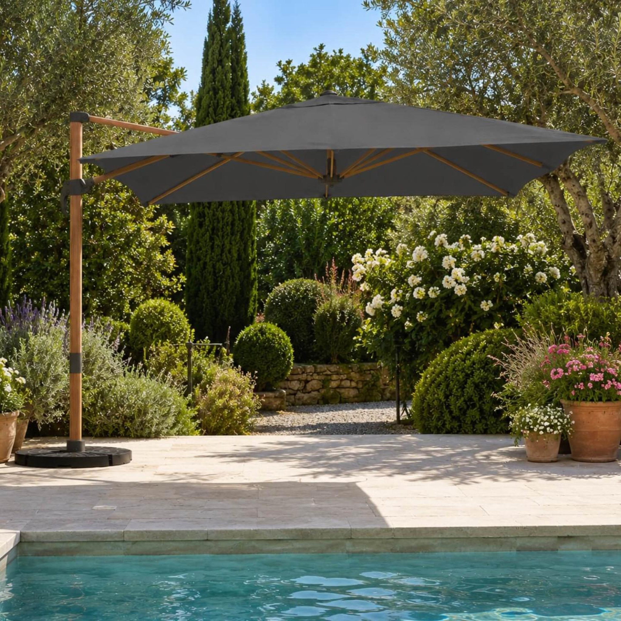 Voir la diapositive 2 : ID MARKET Parasol déporté inclinable rotatif 360 calvi mat effet bois et toile grise 3x4m avec housse