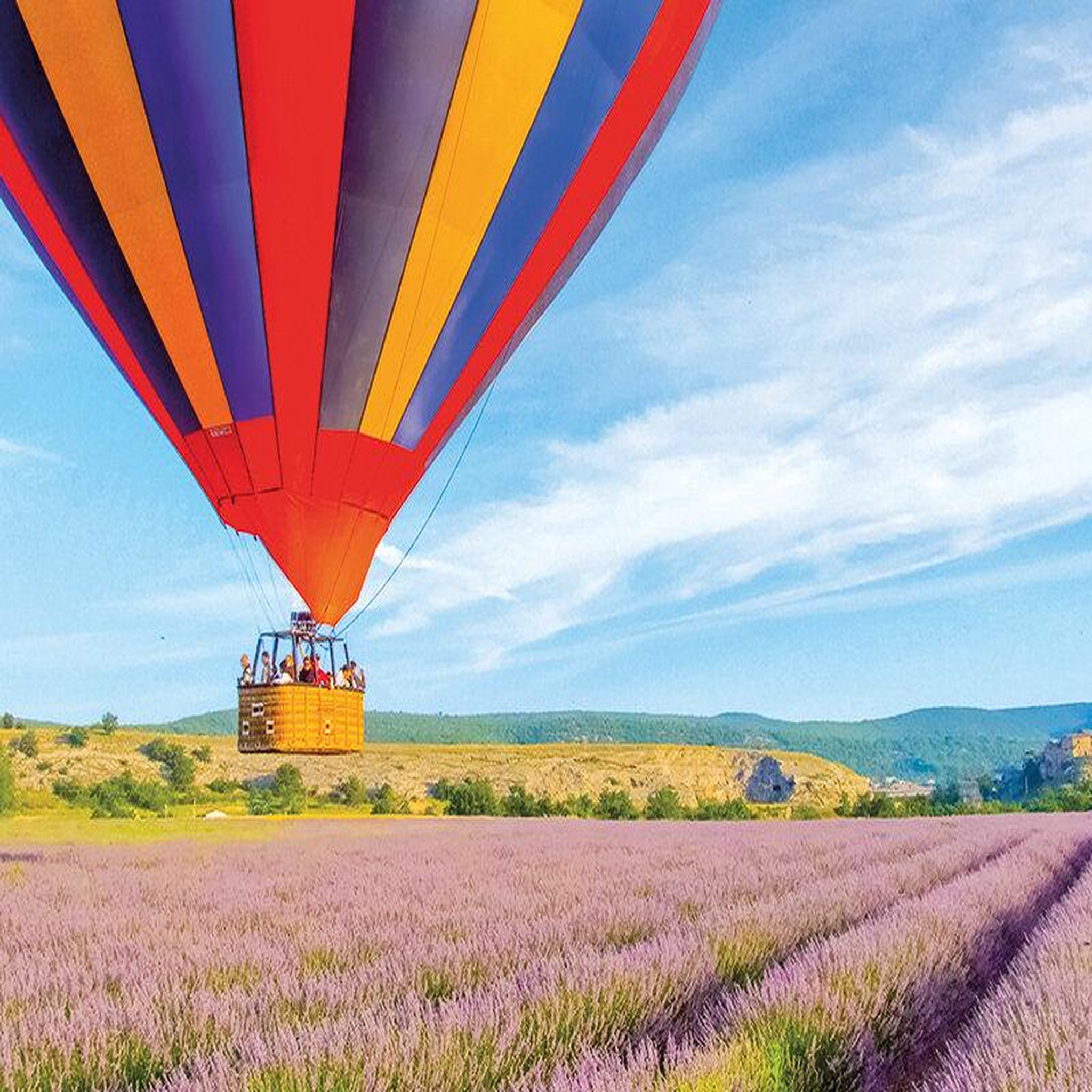 Voir la diapositive 2 : Smartbox Vol en montgolfière et séjour près de forcalquier - coffret cadeau séjour