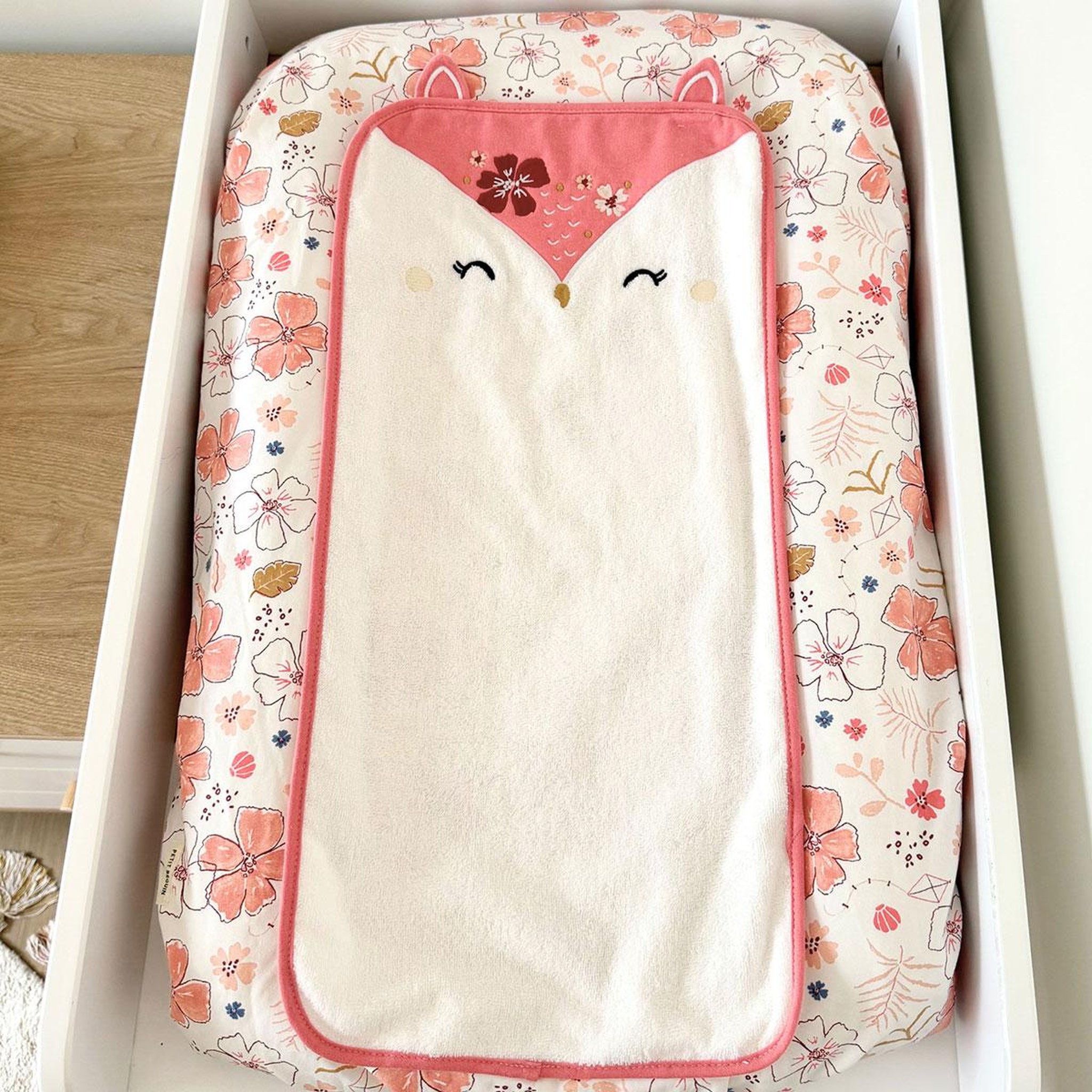 Voir la diapositive 6 : Petit Béguin Housse de matelas à langer + 2 tapis de change santa giulia