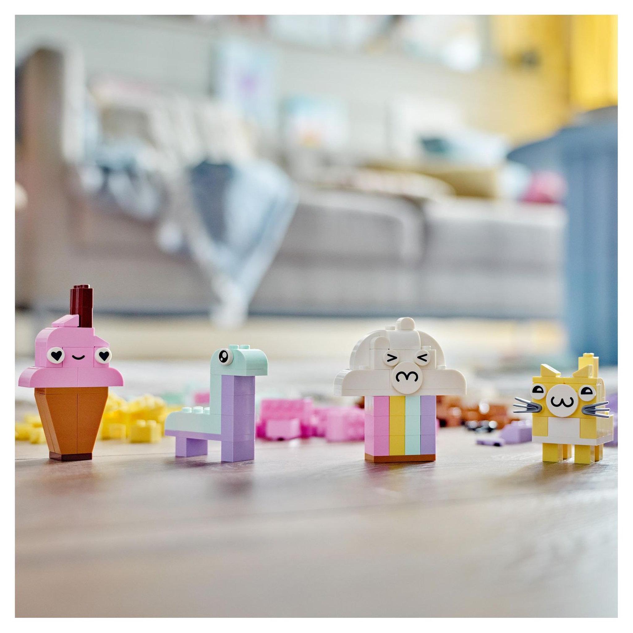 Voir la diapositive 7 : LEGO Classic 11028 - L&rsquo;amusement créatif pastel,  Jouets Briques pour Filles et Garçons Dès 5 Ans : Crème Glacée, Dinosaure, Chat et Plus