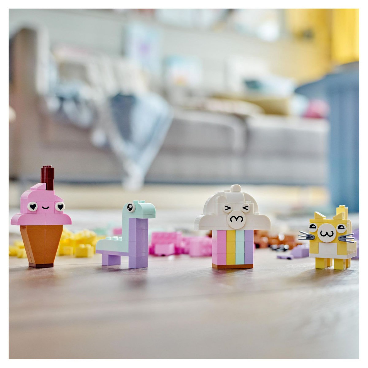 LEGO Classic 11028 - L&rsquo;amusement créatif pastel,  Jouets Briques pour Filles et Garçons Dès 5 Ans : Crème Glacée, Dinosaure, Chat et Plus