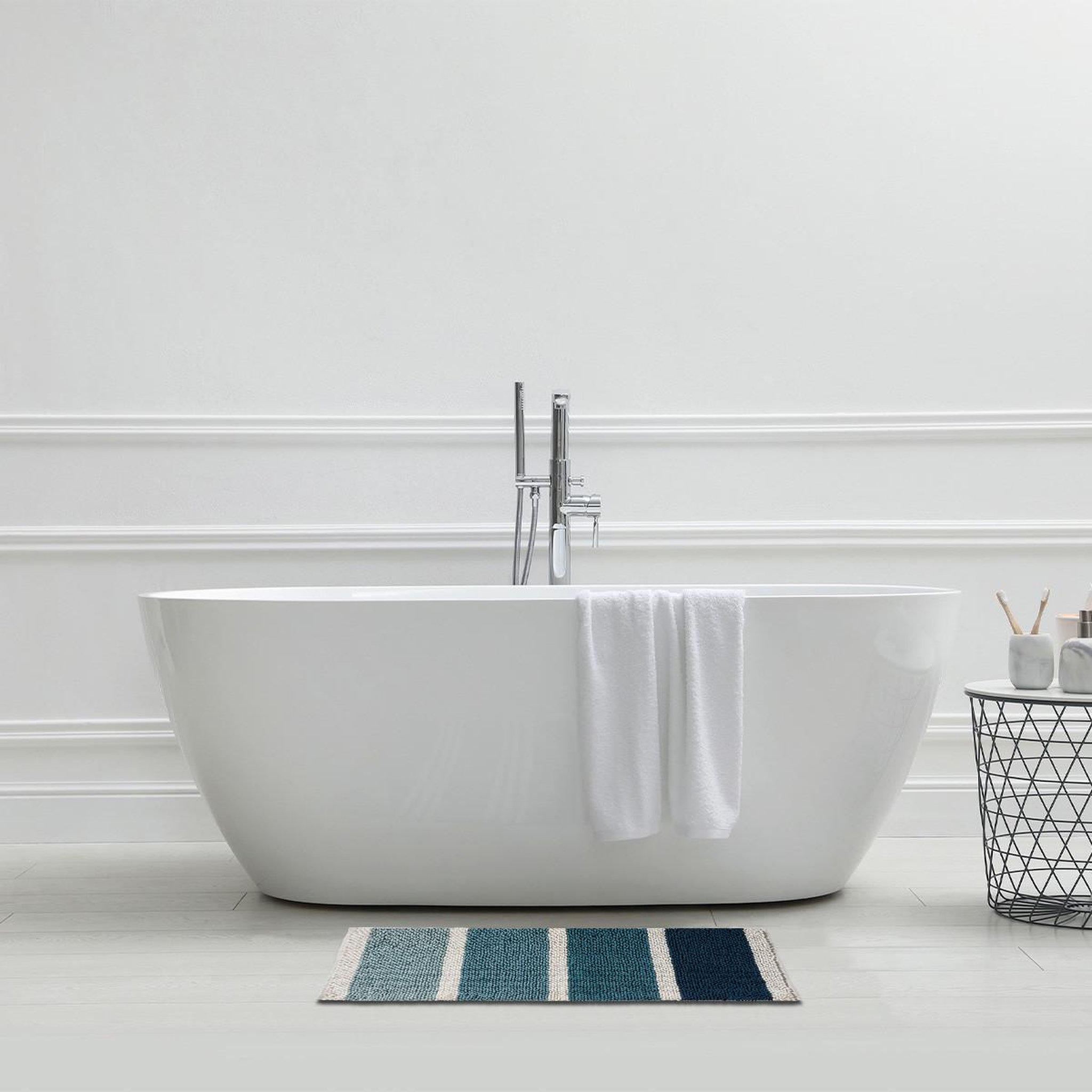 Voir la diapositive 2 : GUY LEVASSEUR Tapis de bain déco à rayures en polycoton