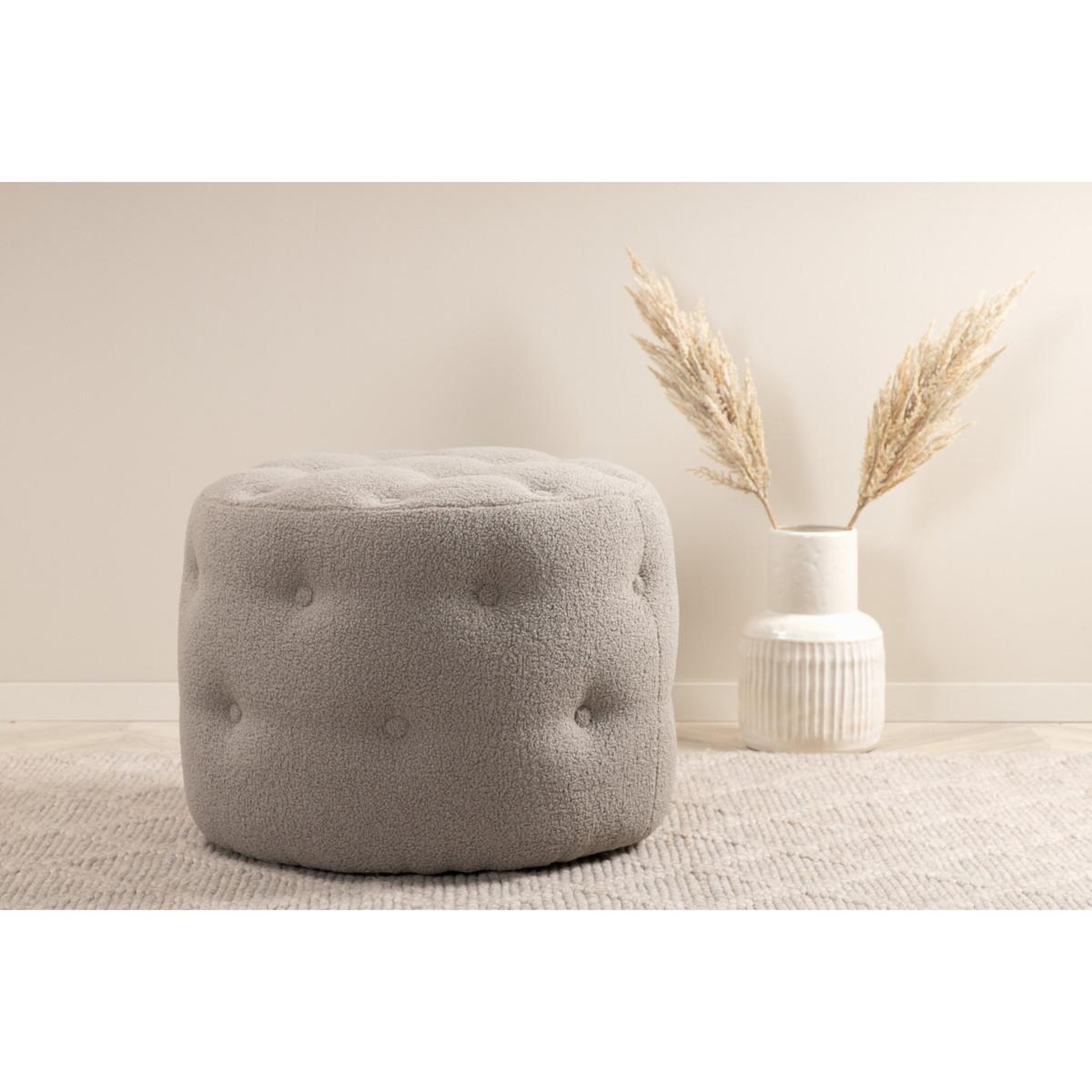 Voir la diapositive 6 : Paris Prix Pouf capitonné tissu bouclette  benjamin  55cm grège