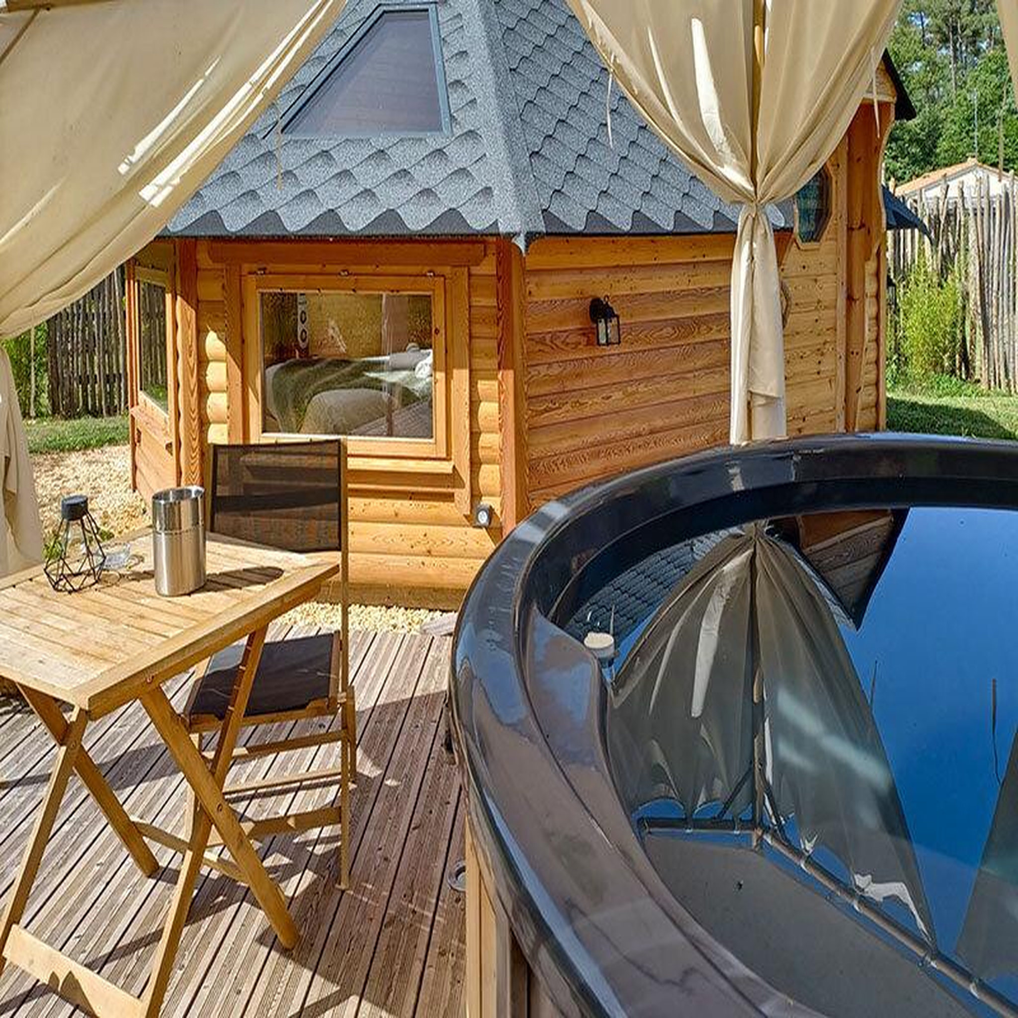 Voir la diapositive 4 : Smartbox Séjour insolite de 3 jours en cabane entre sarlat et bergerac - coffret cadeau séjour