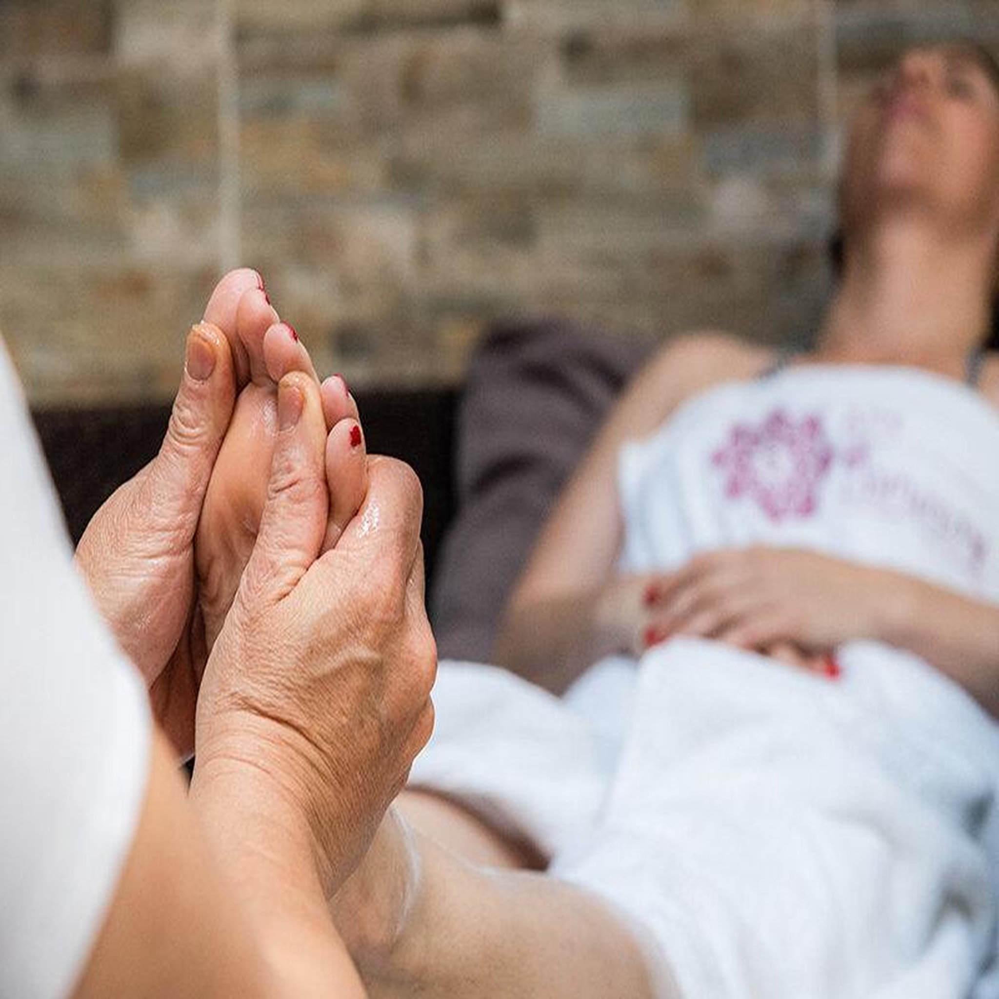Voir la diapositive 2 : Smartbox Massages de 1h15 du corps et des pieds avec accès de 1h15 à l'espace bien-être à amiens - coffret cadeau bien-être