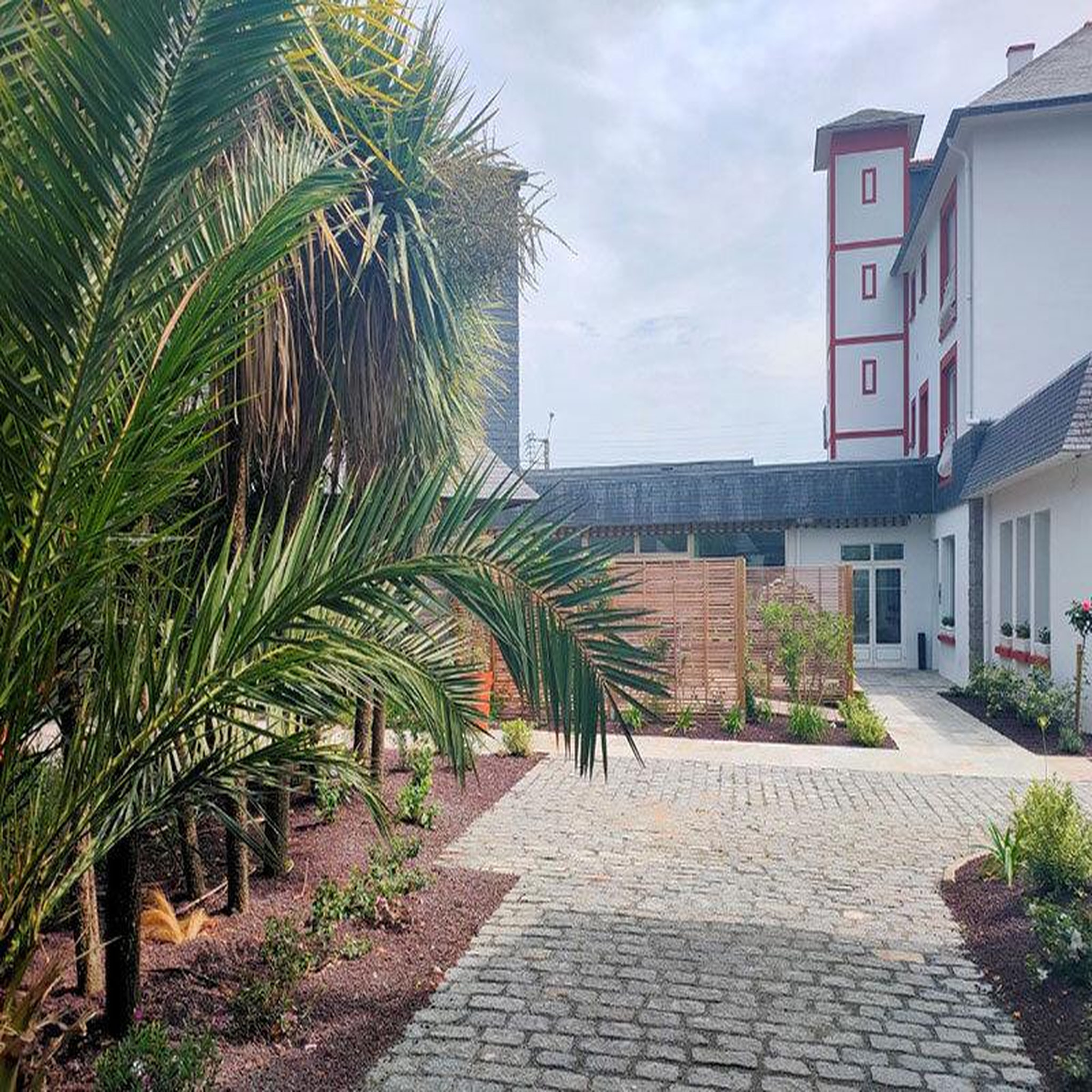 Voir la diapositive 4 : Smartbox 3 jours de charme en famille près de saint-malo dans un hôtel 4* avec piscine - coffret cadeau séjour