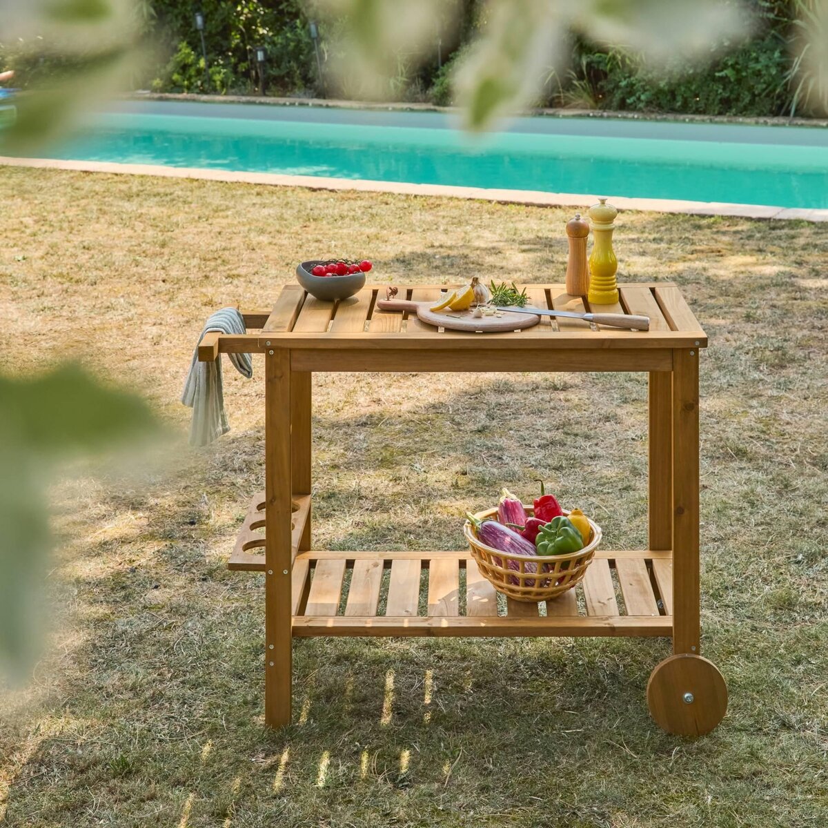 SWEEEK Desserte extérieure 95 cm en bois avec roues et poignée. Bois naturel. L 95 x l 47 x h 74cm