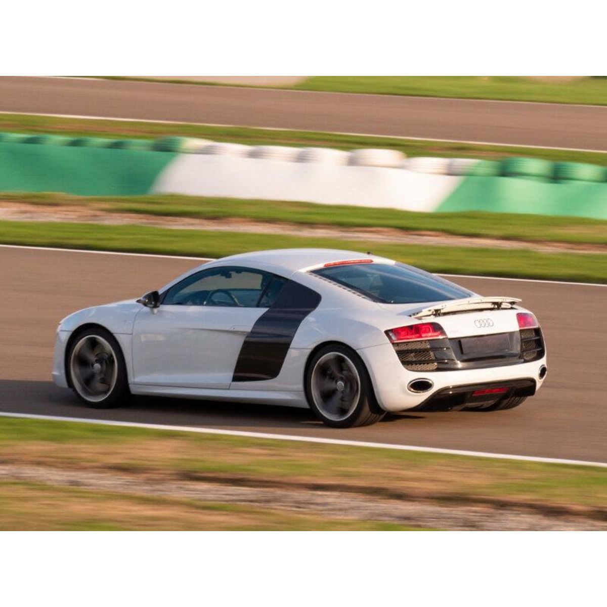 Smartbox Stage de pilotage : 4 à 5 tours de circuit au volant d'une Audi R8 V10 - Coffret Cadeau Sport & Aventure