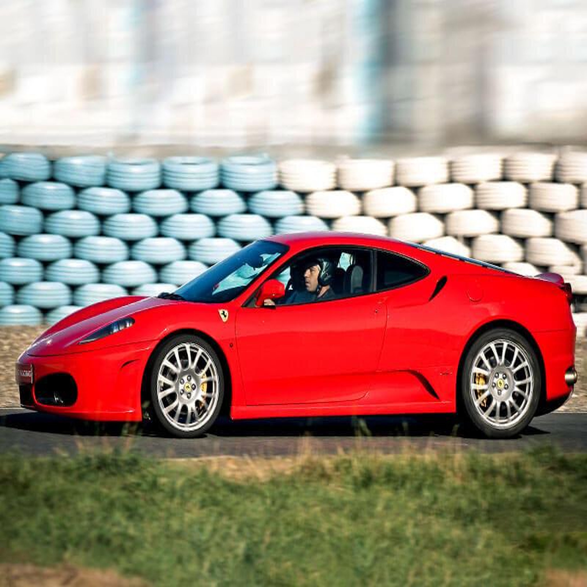 Voir la diapositive 4 : Smartbox Session de pilotage d'une Ferrari lors de 2 tours de circuit - Coffret Cadeau Sport & Aventure