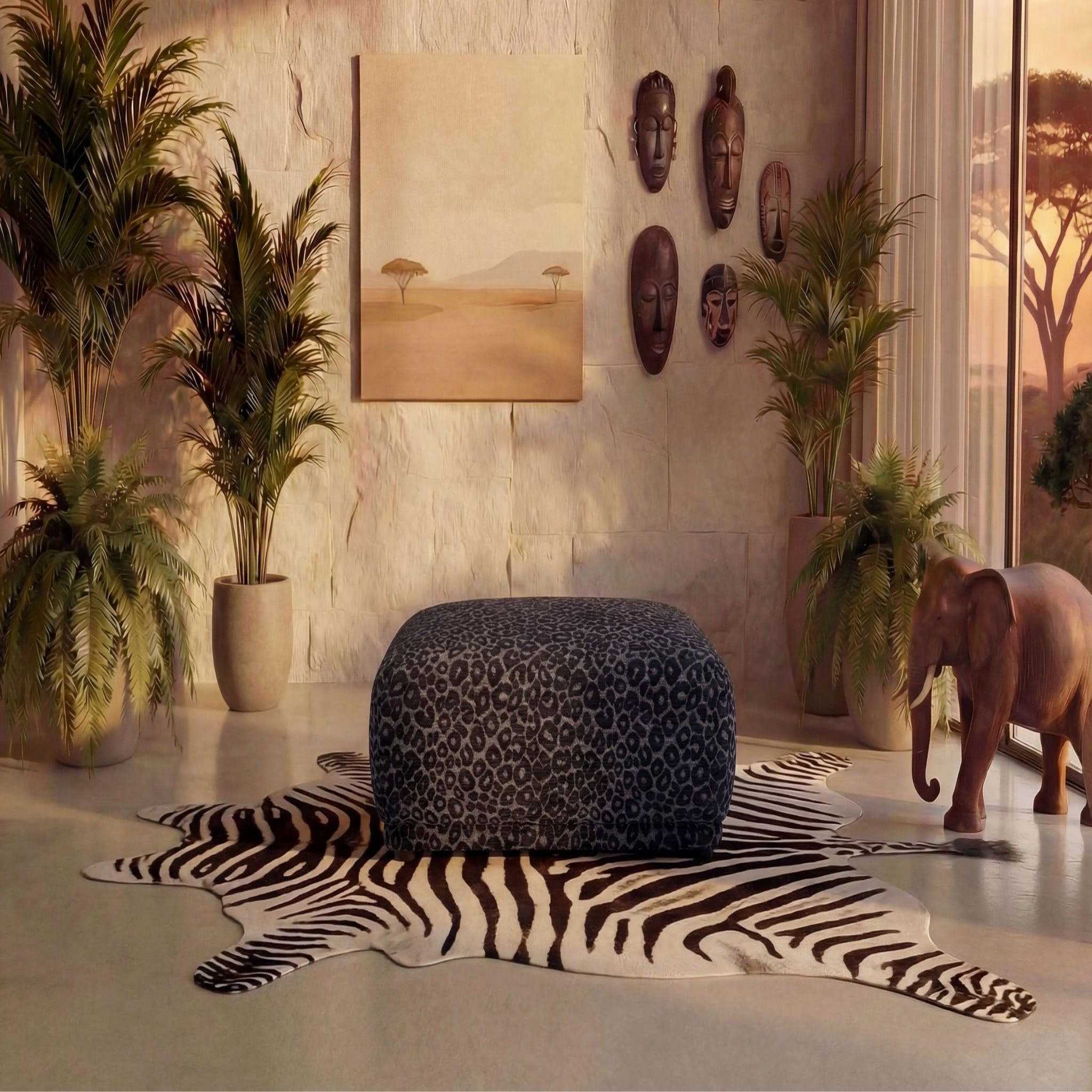 Voir la diapositive 3 : CASANOVA PARIS Rosalie - pouf en tissu imprimé animalier 102x83x46