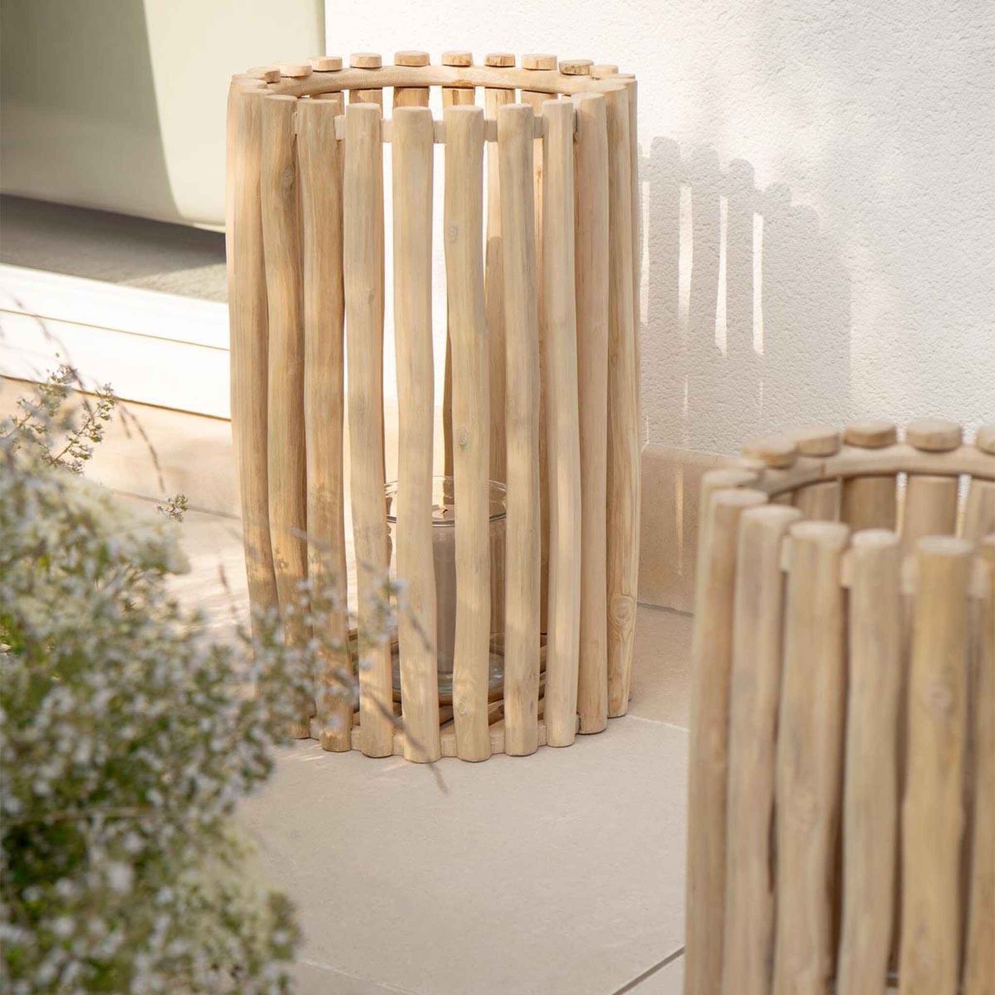 Voir la diapositive 5 : J-LINE Lot de 2 Lanternes en Teck  Myrtle  60cm Naturel