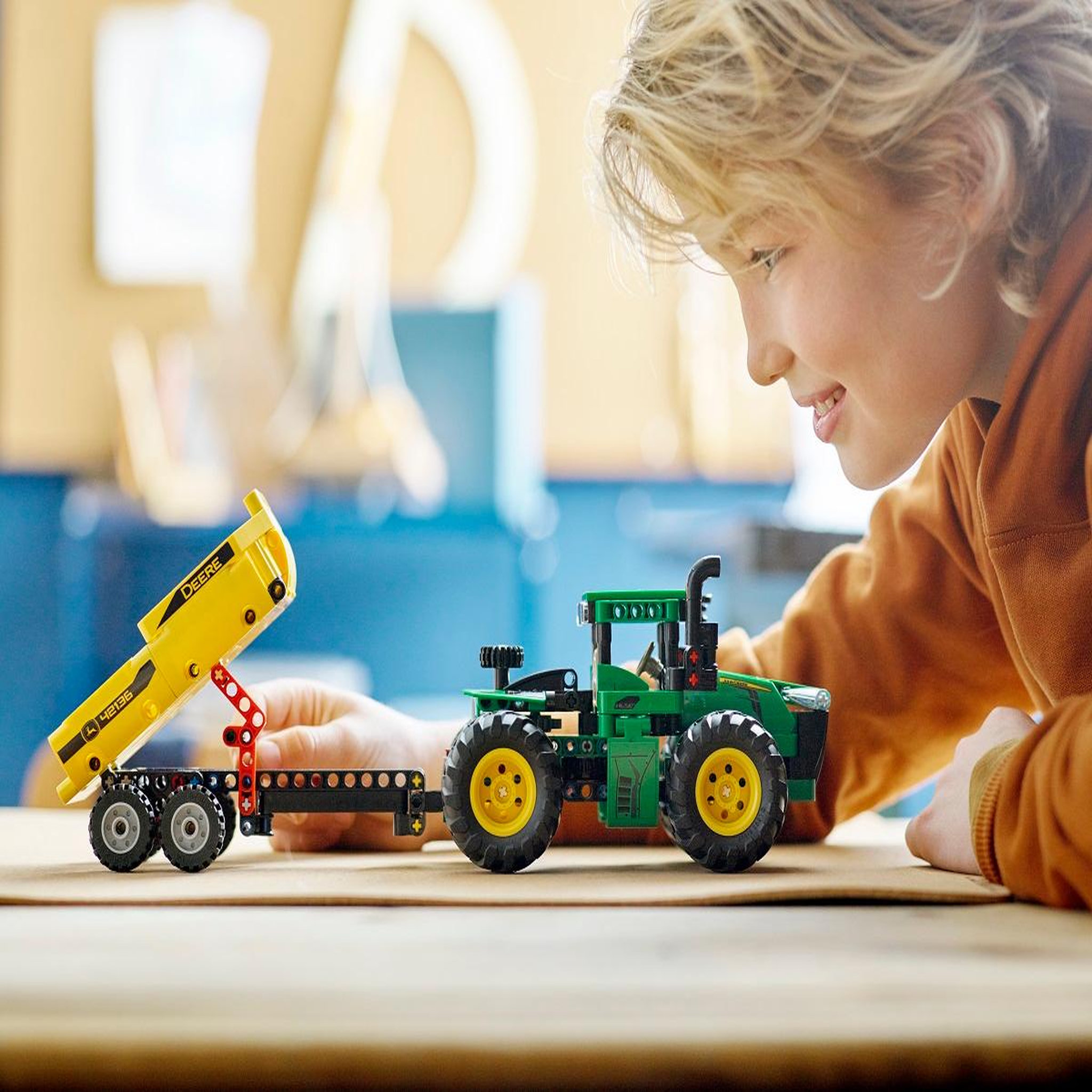 Voir la diapositive 7 : LEGO Technic 42136 Tracteur John Deere 9620R 4WD