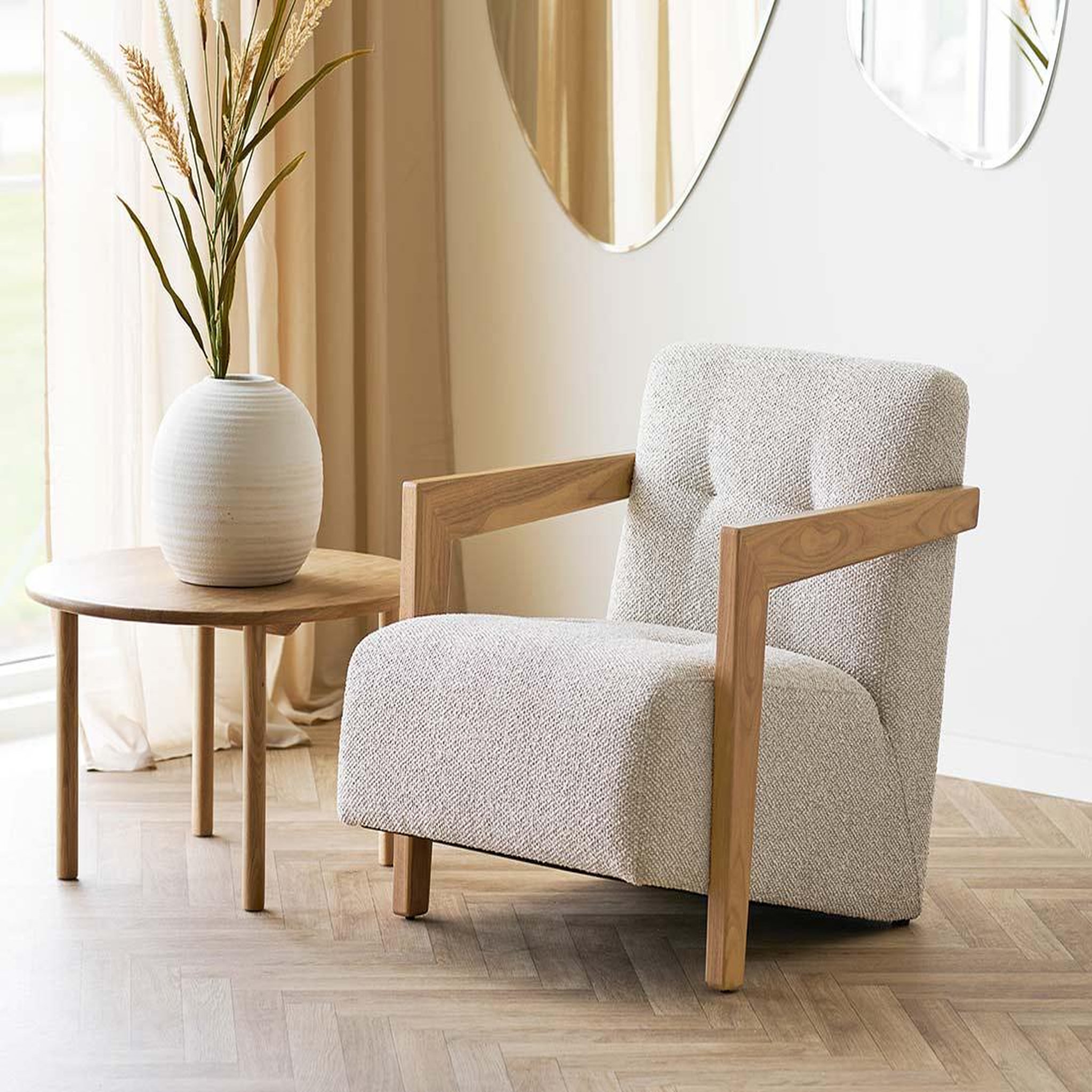 Voir la diapositive 2 : LISA DESIGN Lola - fauteuil en tissu texturé - accoudoirs en chêne massif fsc  100%