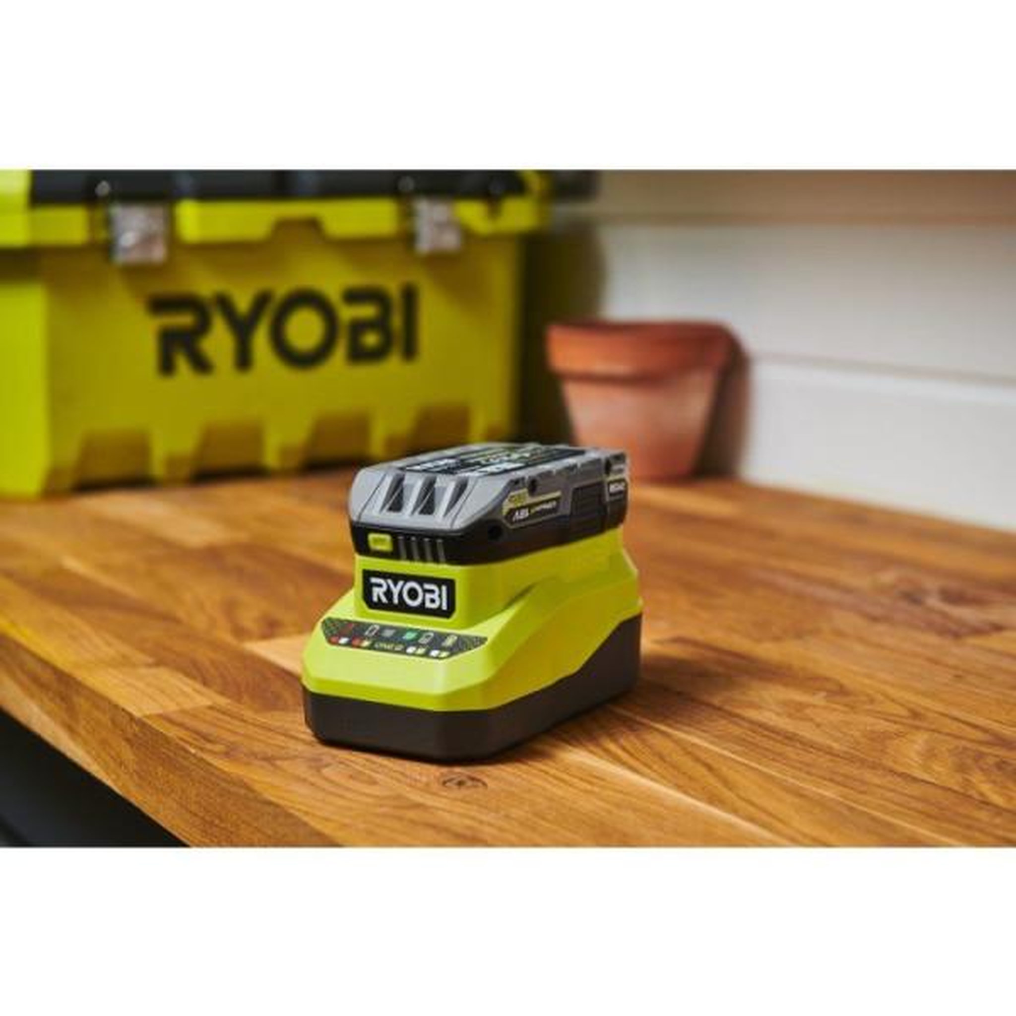 Voir la diapositive 2 : Ryobi Ryobi kit batterie 2ah + chargeur 18v one+ - rc18120a-120c