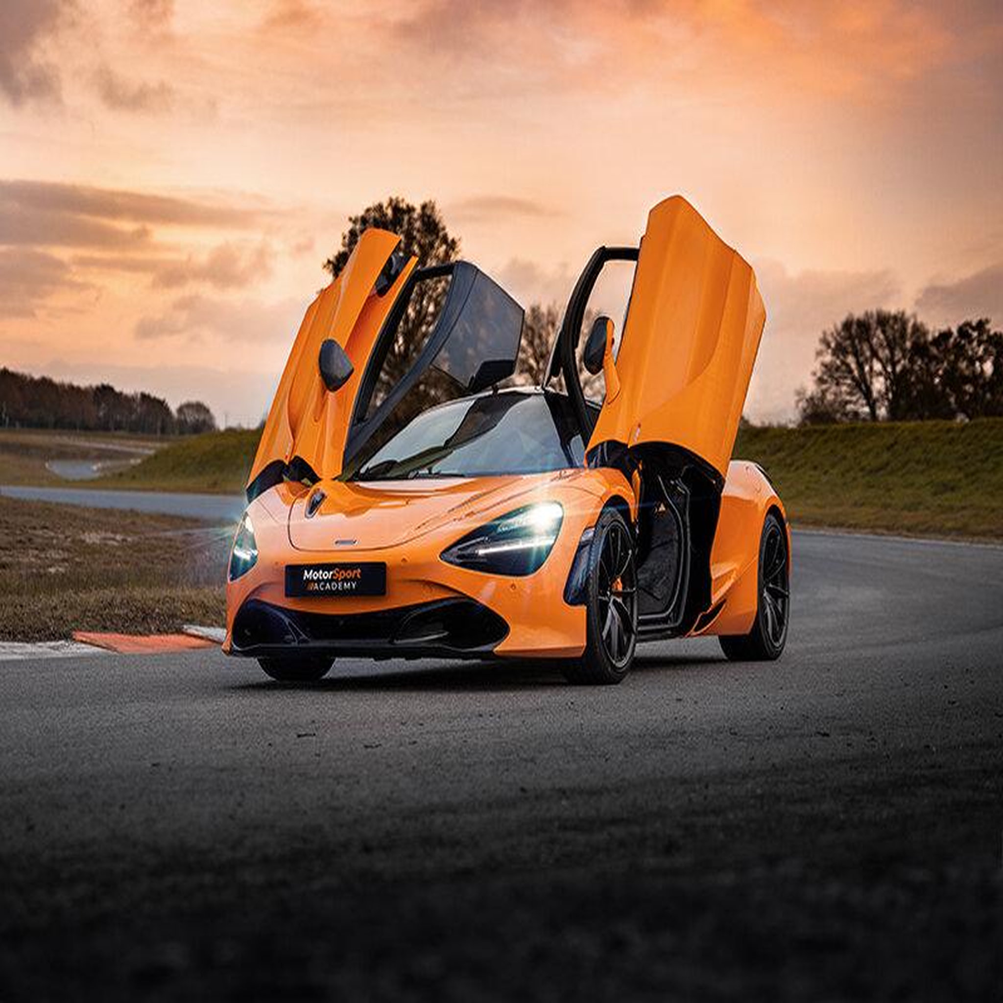 Voir la diapositive 3 : Smartbox Stage de pilotage : 2 tours sur le circuit de Vaison en McLaren 720 S - Coffret Cadeau Sport & Aventure