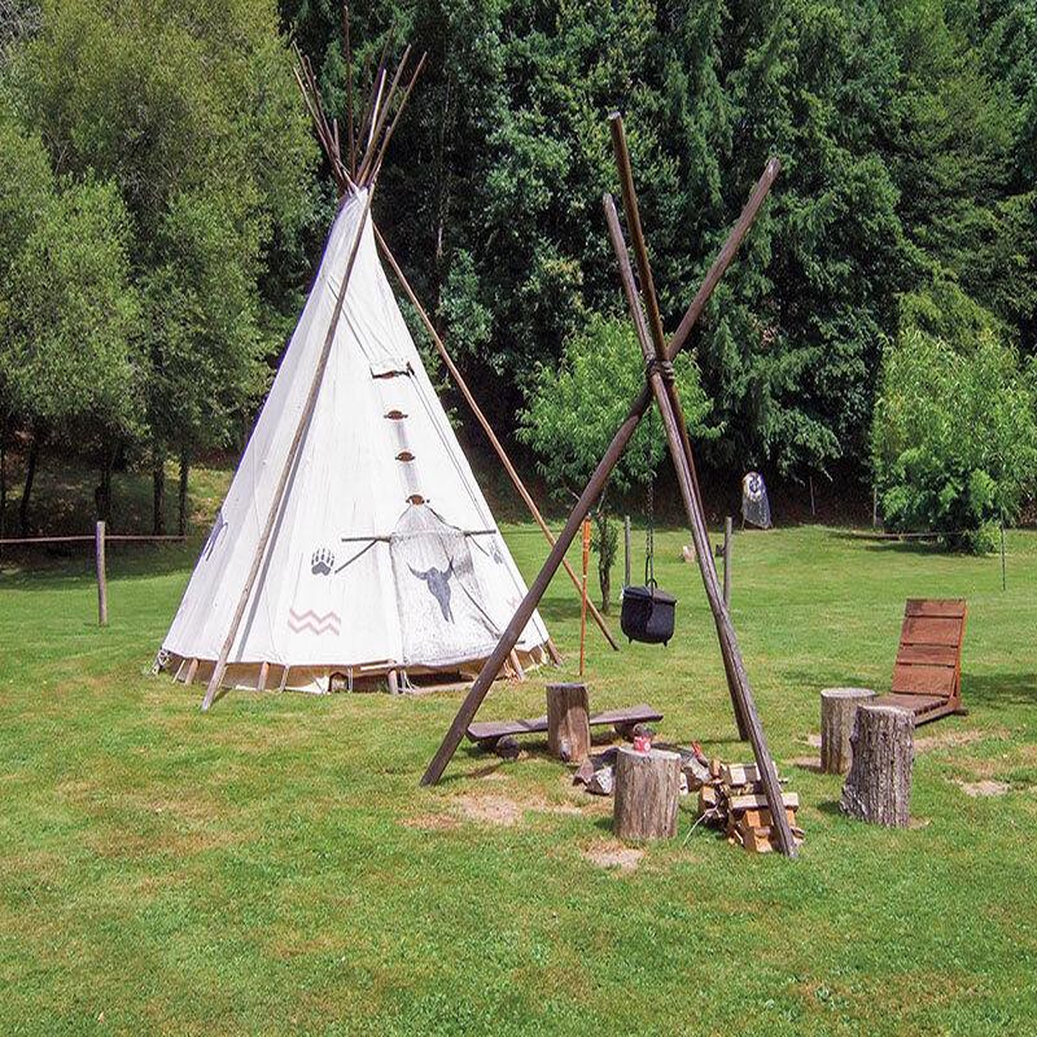 Voir la diapositive 2 : Smartbox Séjour insolite en tipi de 5 jours près de Limoges - Coffret Cadeau Séjour