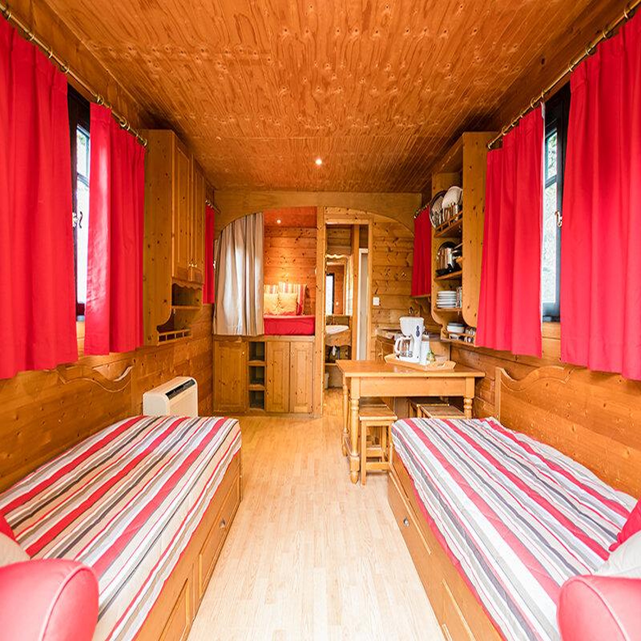 Voir la diapositive 4 : Smartbox 2 jours insolites en famille dans une roulotte avec accès au spa en ardèche - coffret cadeau séjour