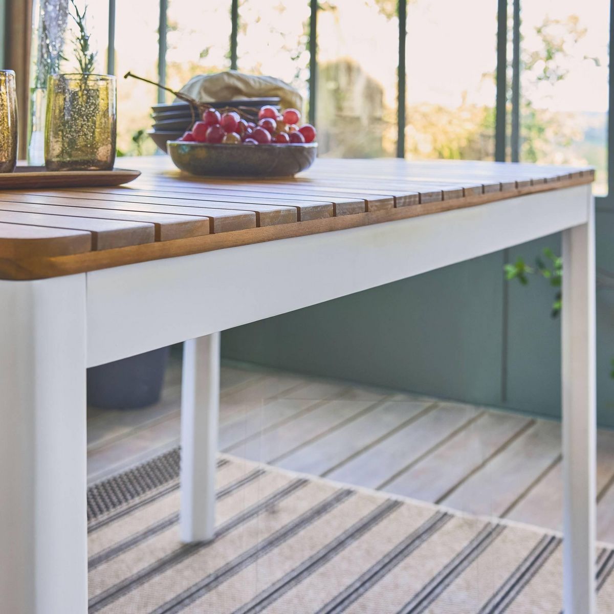 SWEEEK Table de jardin SENORA acacia avec coins arrondis, 6 places, 120 x 80 x 75 cm