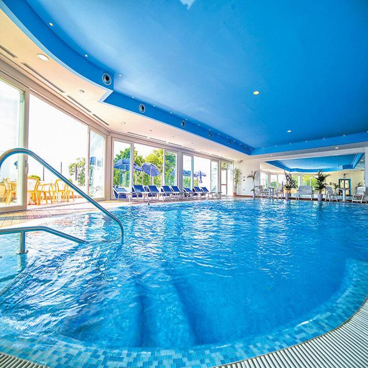 Smartbox Escapade sur le lac de Garde : 1 nuit dans un hôtel 4 étoiles avec accès au spa et bouteille de vin - Coffret Cadeau Séjour