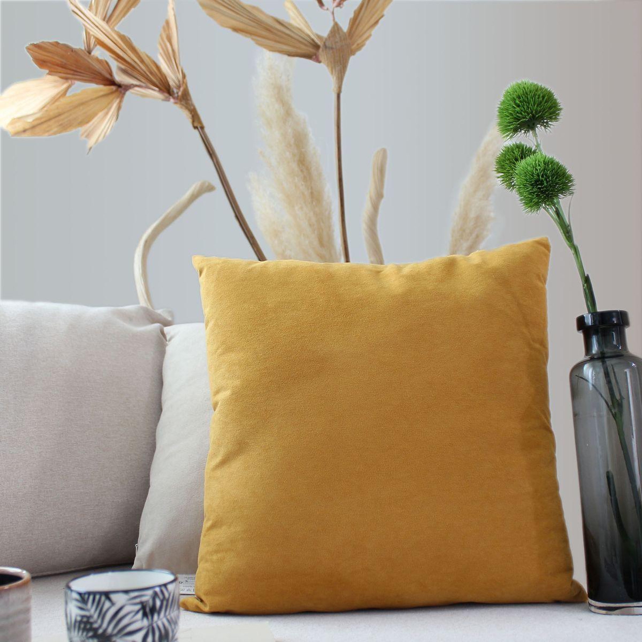 Voir la diapositive 2 : ENJOY HOME Coussin déco en velours  câlin  40x40cm moutarde