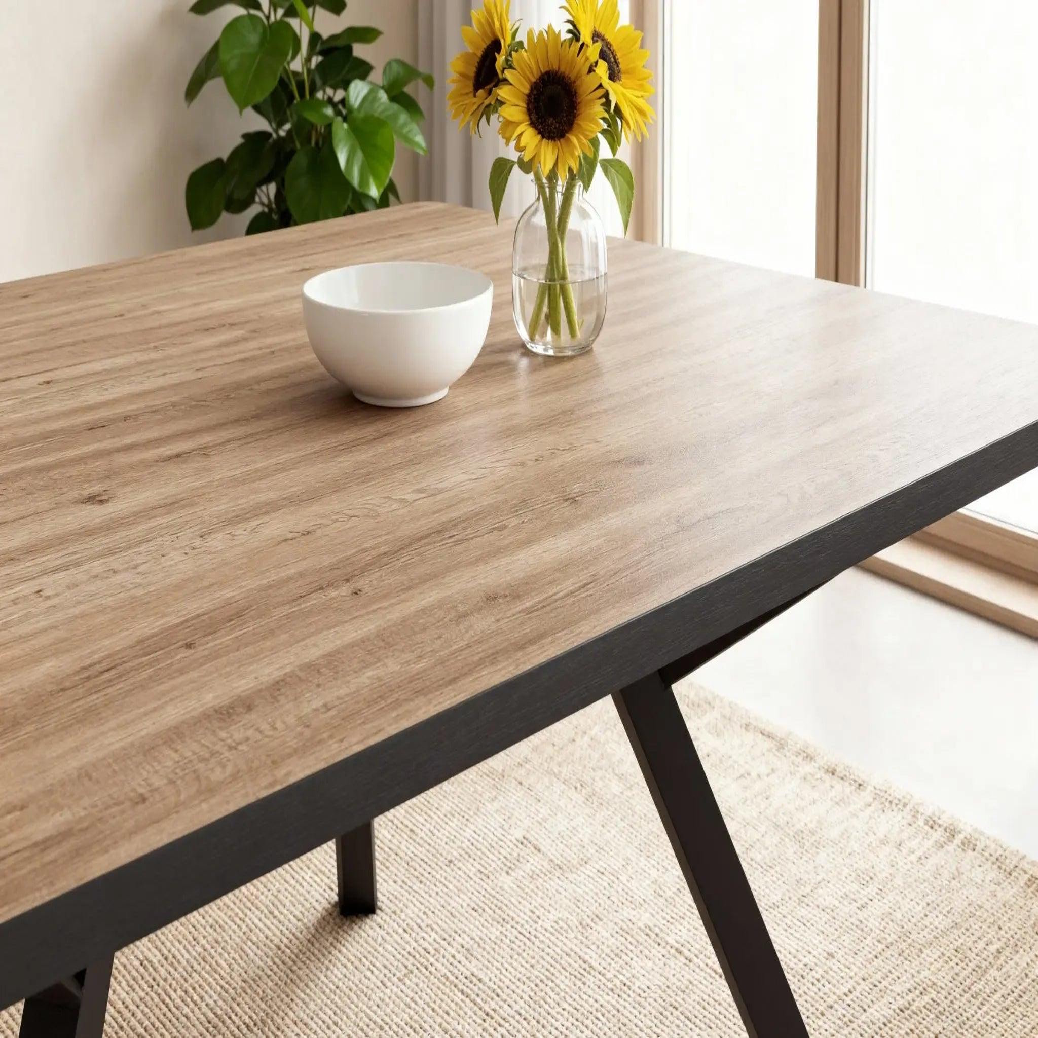 Voir la diapositive 5 : CASANOVA PARIS Yara - table à manger carrée 136cmpieds en métal noir - chêne clair